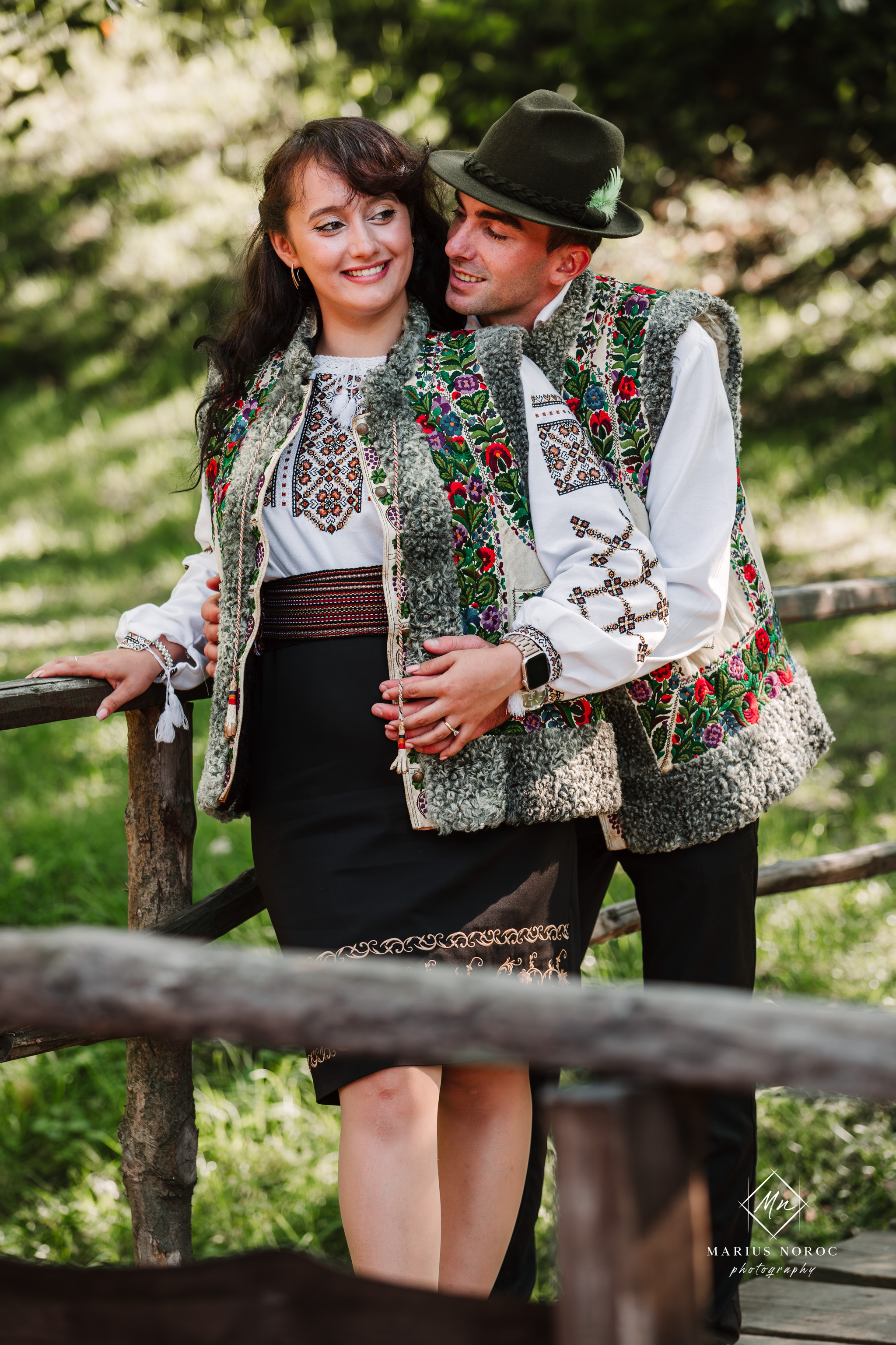 Sabina și Ionuț, îmbrăcați în costume populare bucovinene, au realizat o ședință foto "Save the Date" la Muzeul Satului Bucovinean din Suceava. Fotografii tradiționale și romantice, surprinse într-un peisaj autentic și istoric, evidențiind dragostea și frumusețea tradițiilor locale.