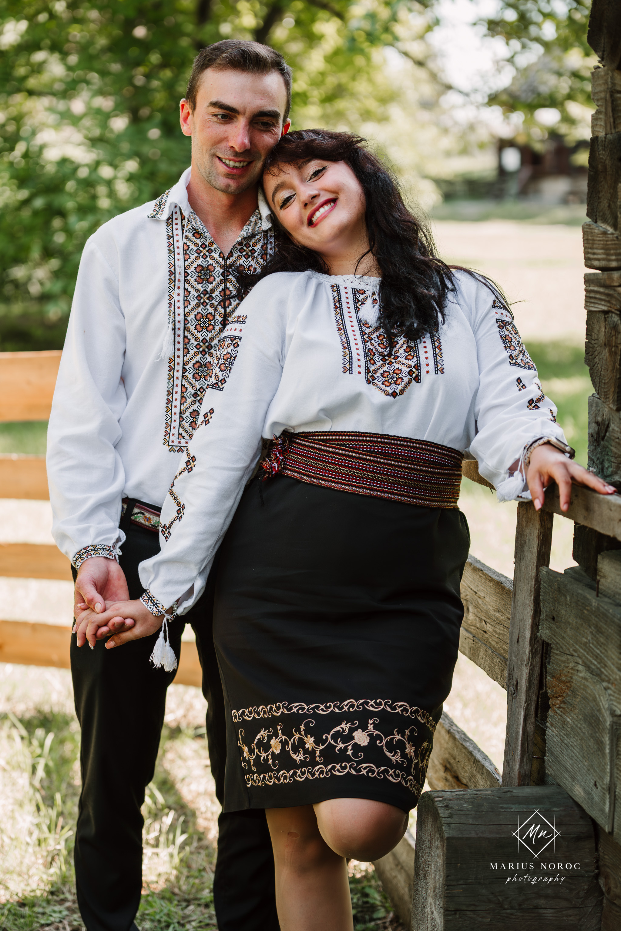 Sabina și Ionuț, îmbrăcați în costume populare bucovinene, au realizat o ședință foto "Save the Date" la Muzeul Satului Bucovinean din Suceava. Fotografii tradiționale și romantice, surprinse într-un peisaj autentic și istoric, evidențiind dragostea și frumusețea tradițiilor locale.