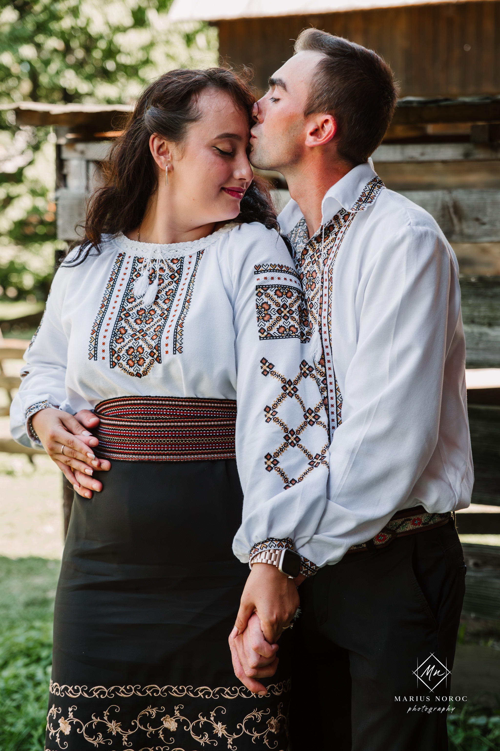 Sabina și Ionuț, îmbrăcați în costume populare bucovinene, au realizat o ședință foto "Save the Date" la Muzeul Satului Bucovinean din Suceava. Fotografii tradiționale și romantice, surprinse într-un peisaj autentic și istoric, evidențiind dragostea și frumusețea tradițiilor locale.