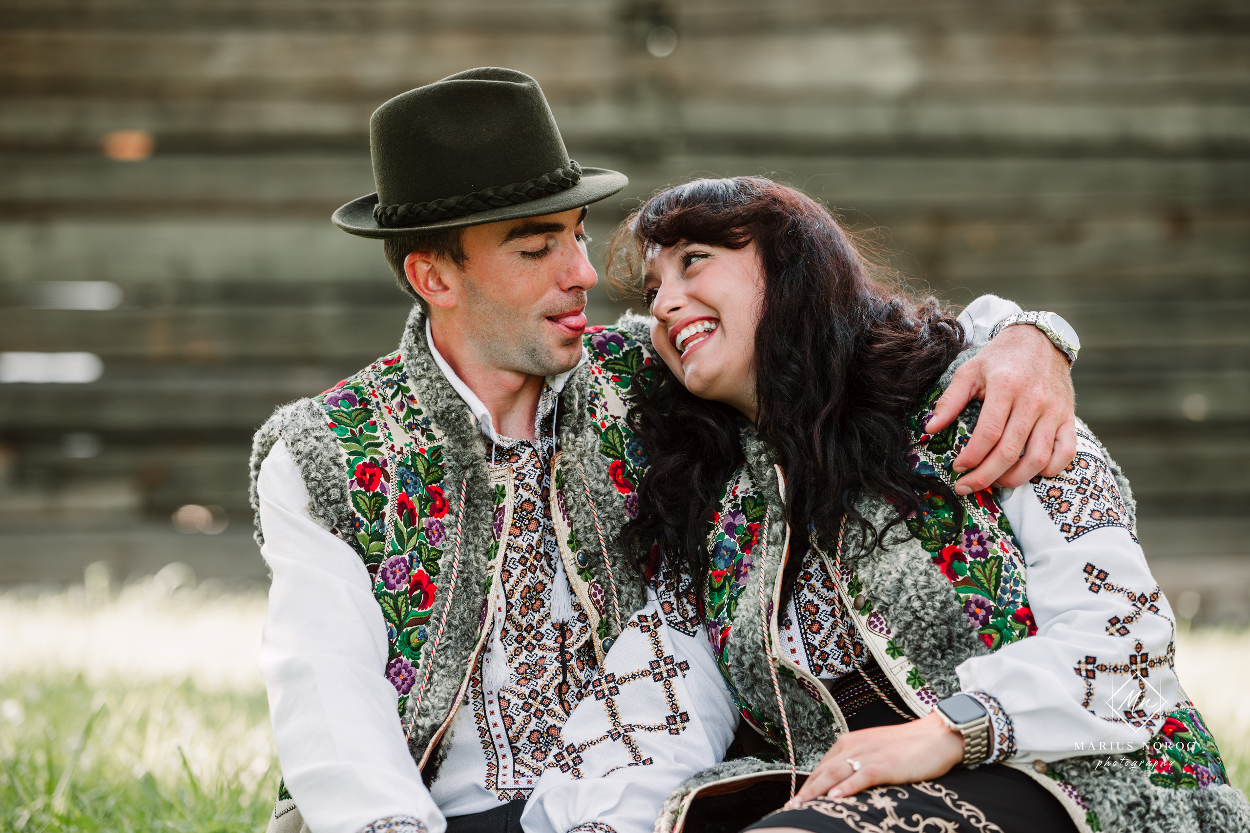 Sabina și Ionuț, îmbrăcați în costume populare bucovinene, au realizat o ședință foto "Save the Date" la Muzeul Satului Bucovinean din Suceava. Fotografii tradiționale și romantice, surprinse într-un peisaj autentic și istoric, evidențiind dragostea și frumusețea tradițiilor locale.