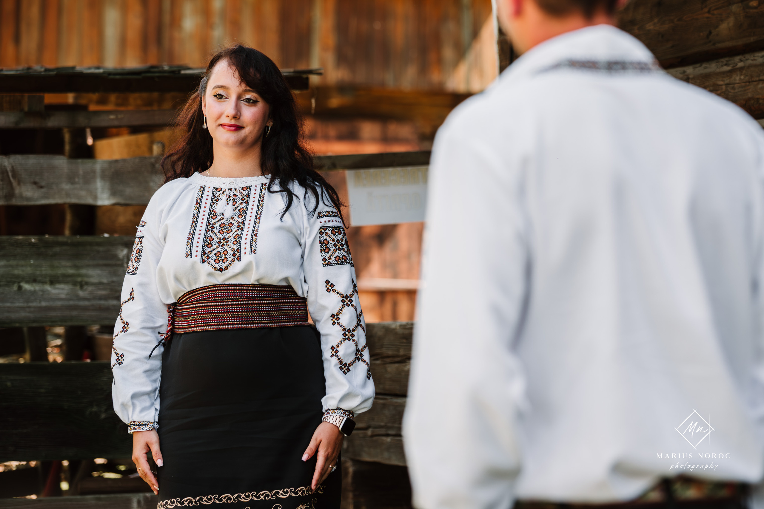 Sabina și Ionuț, îmbrăcați în costume populare bucovinene, au realizat o ședință foto "Save the Date" la Muzeul Satului Bucovinean din Suceava. Fotografii tradiționale și romantice, surprinse într-un peisaj autentic și istoric, evidențiind dragostea și frumusețea tradițiilor locale.