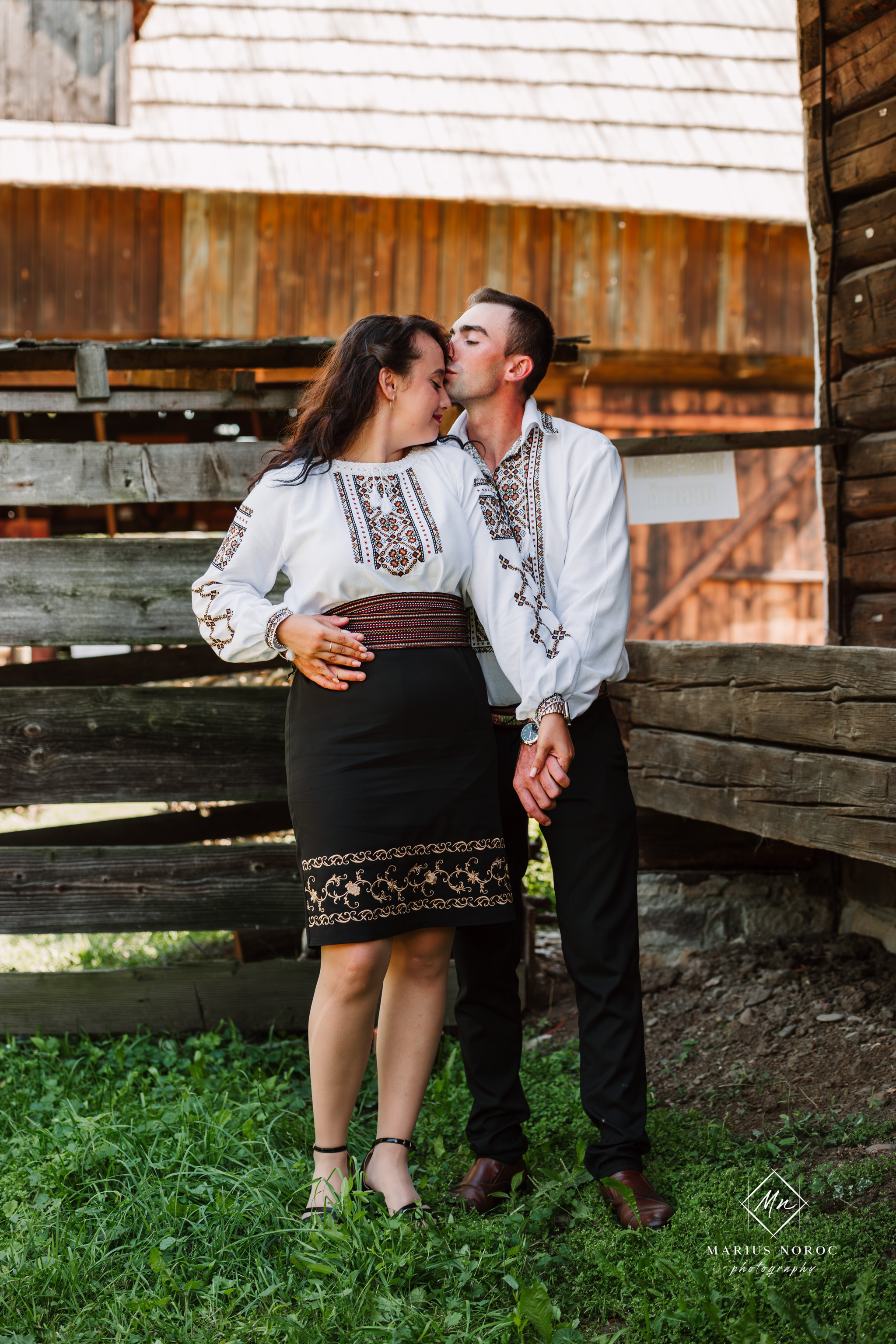 Sabina și Ionuț, îmbrăcați în costume populare bucovinene, au realizat o ședință foto "Save the Date" la Muzeul Satului Bucovinean din Suceava. Fotografii tradiționale și romantice, surprinse într-un peisaj autentic și istoric, evidențiind dragostea și frumusețea tradițiilor locale.