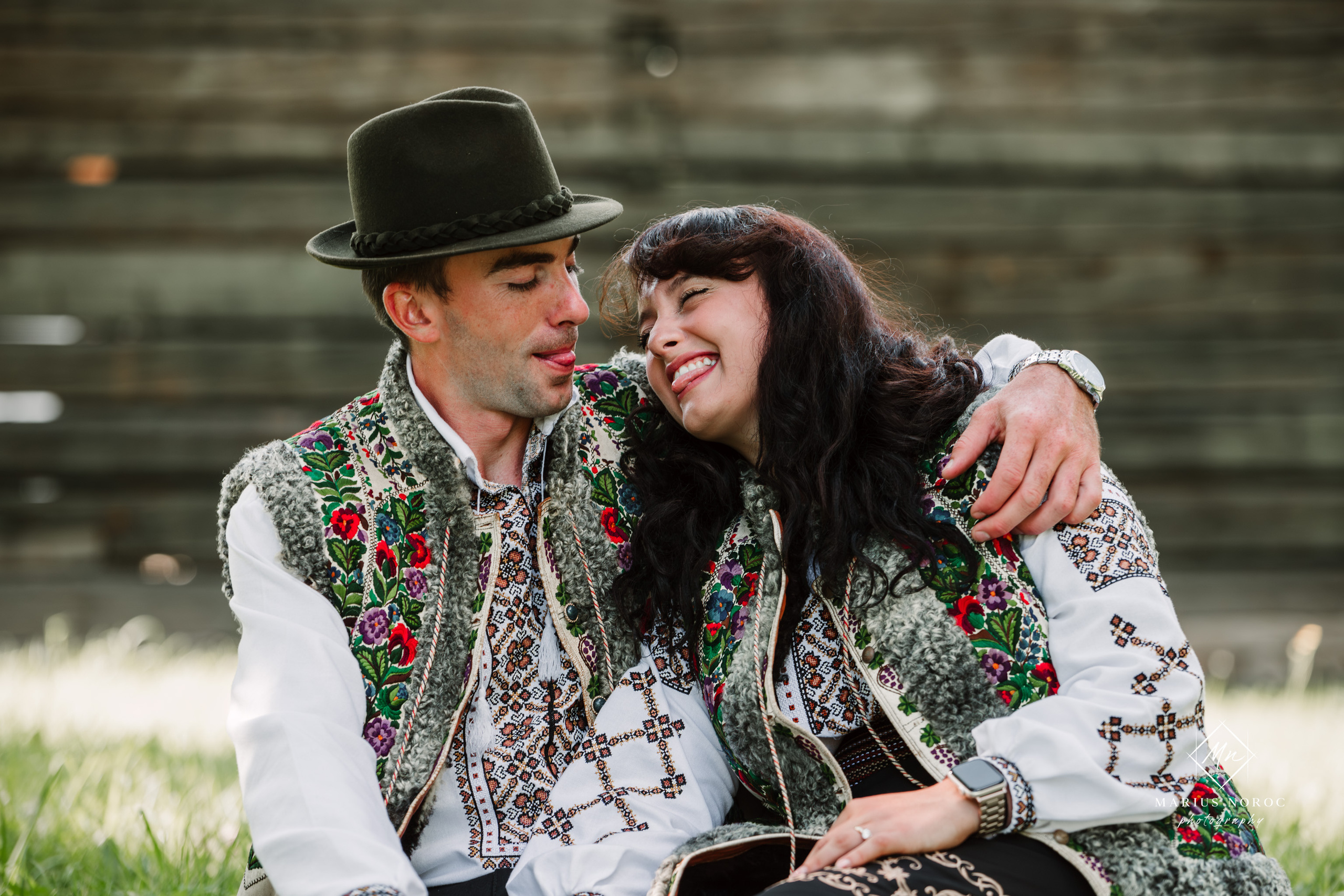 Sabina și Ionuț, îmbrăcați în costume populare bucovinene, au realizat o ședință foto "Save the Date" la Muzeul Satului Bucovinean din Suceava. Fotografii tradiționale și romantice, surprinse într-un peisaj autentic și istoric, evidențiind dragostea și frumusețea tradițiilor locale.