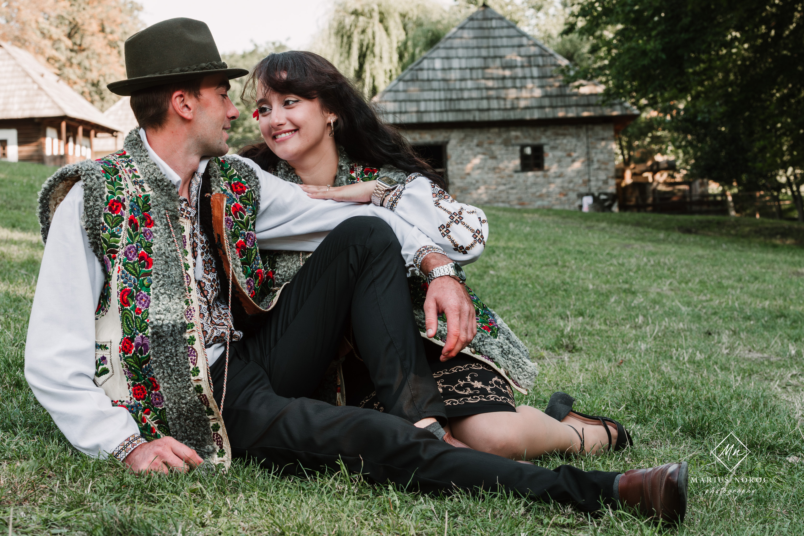 Sabina și Ionuț, îmbrăcați în costume populare bucovinene, au realizat o ședință foto "Save the Date" la Muzeul Satului Bucovinean din Suceava. Fotografii tradiționale și romantice, surprinse într-un peisaj autentic și istoric, evidențiind dragostea și frumusețea tradițiilor locale.