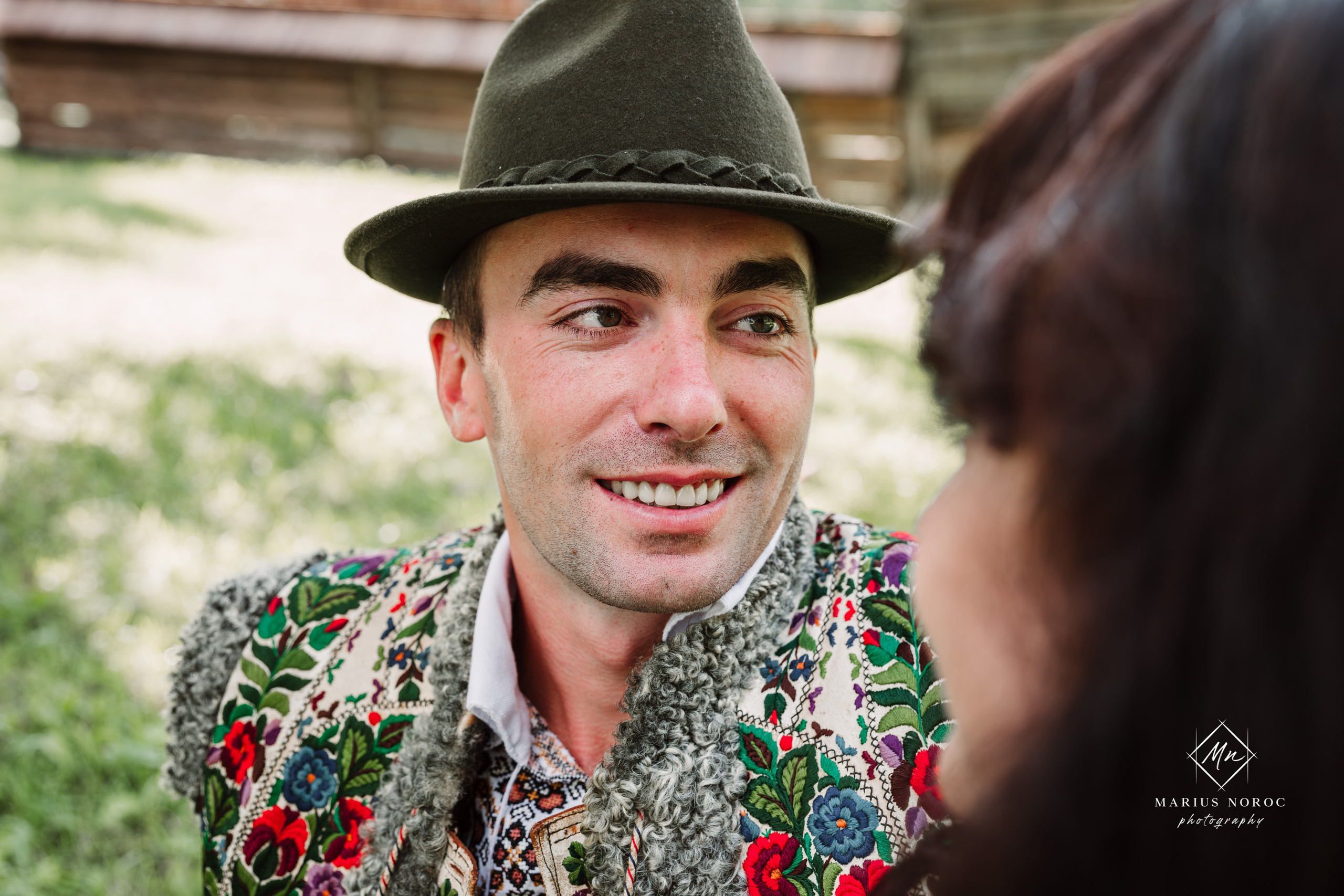 Sabina și Ionuț, îmbrăcați în costume populare bucovinene, au realizat o ședință foto "Save the Date" la Muzeul Satului Bucovinean din Suceava. Fotografii tradiționale și romantice, surprinse într-un peisaj autentic și istoric, evidențiind dragostea și frumusețea tradițiilor locale.