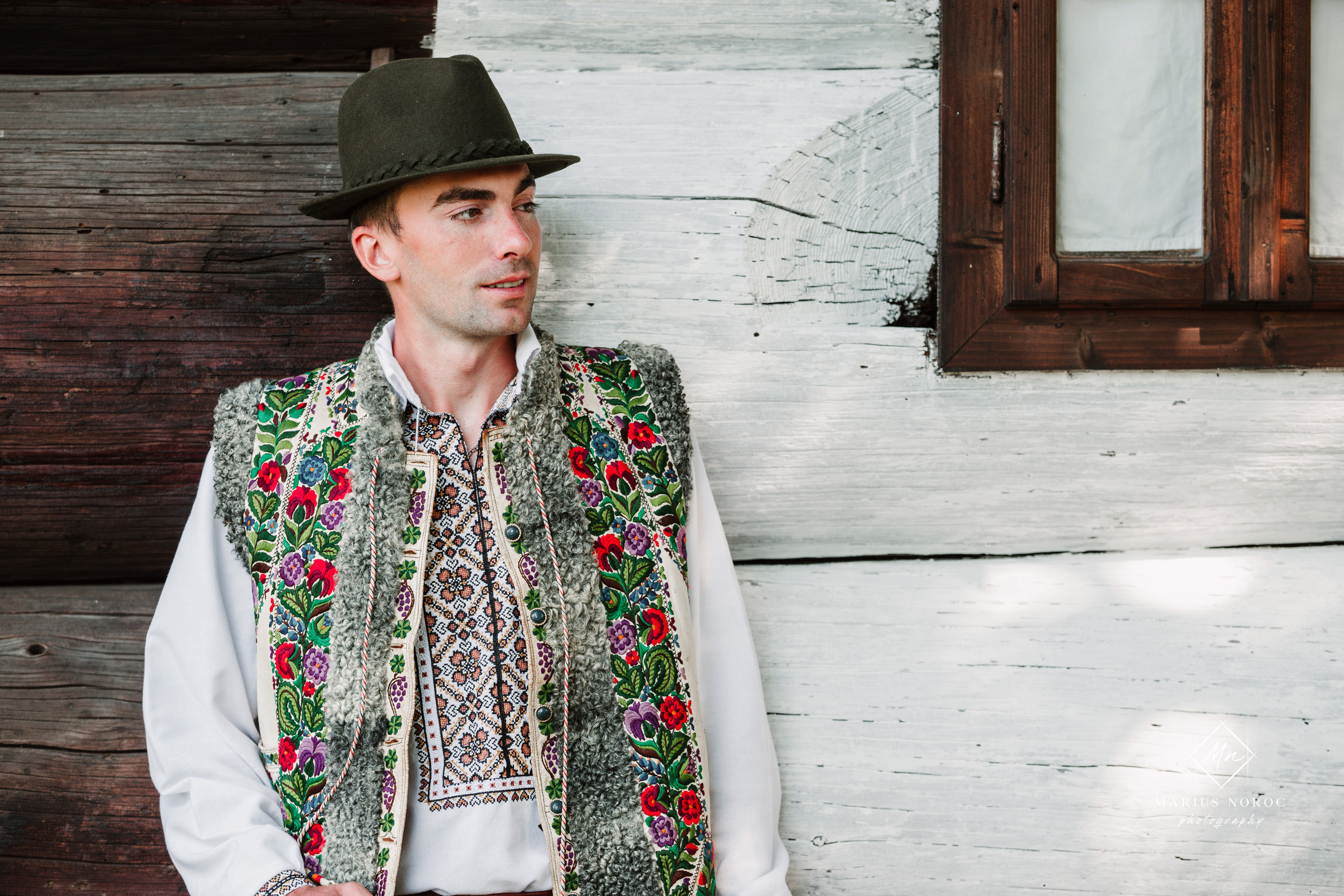 Sabina și Ionuț, îmbrăcați în costume populare bucovinene, au realizat o ședință foto "Save the Date" la Muzeul Satului Bucovinean din Suceava. Fotografii tradiționale și romantice, surprinse într-un peisaj autentic și istoric, evidențiind dragostea și frumusețea tradițiilor locale.