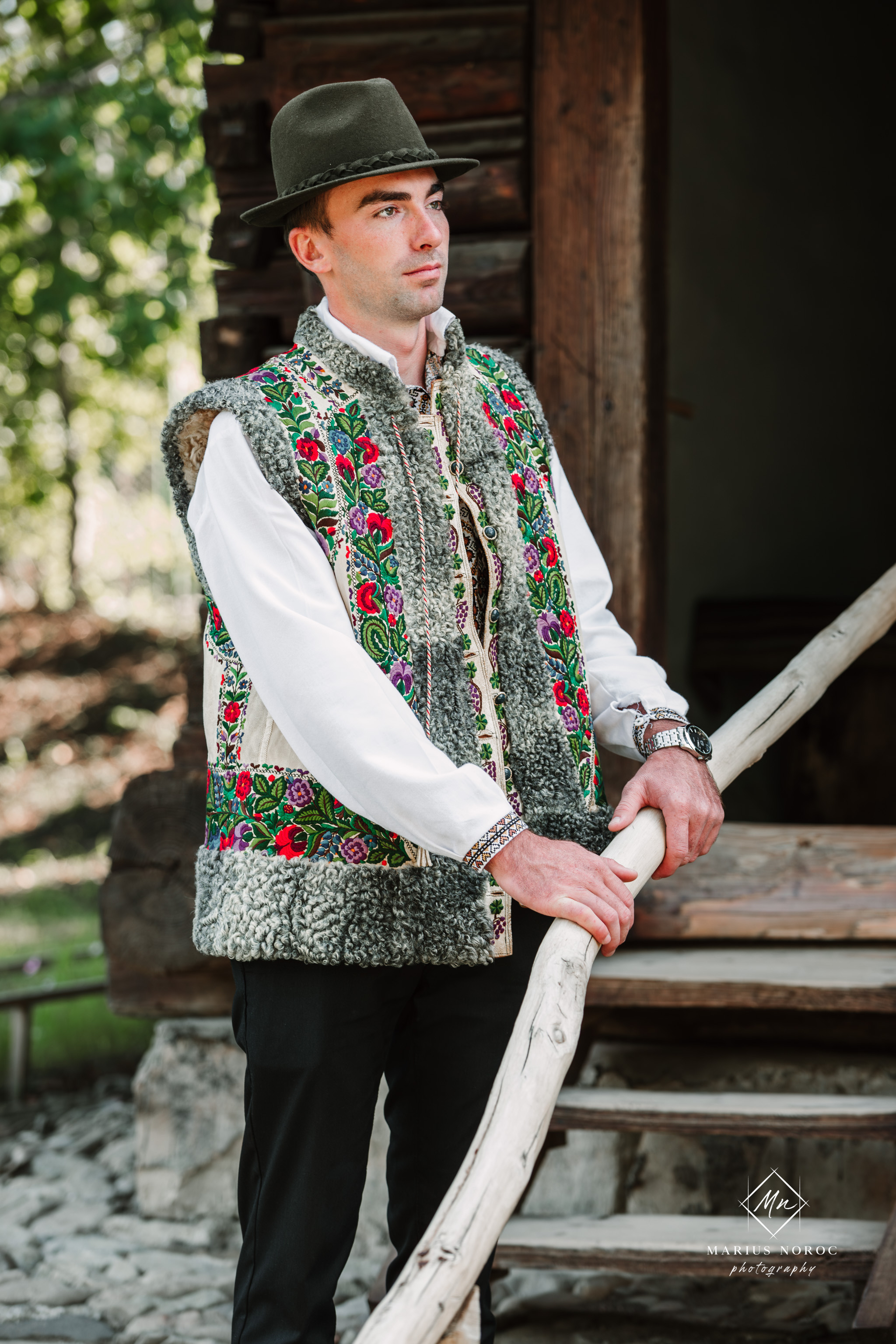 Sabina și Ionuț, îmbrăcați în costume populare bucovinene, au realizat o ședință foto "Save the Date" la Muzeul Satului Bucovinean din Suceava. Fotografii tradiționale și romantice, surprinse într-un peisaj autentic și istoric, evidențiind dragostea și frumusețea tradițiilor locale.