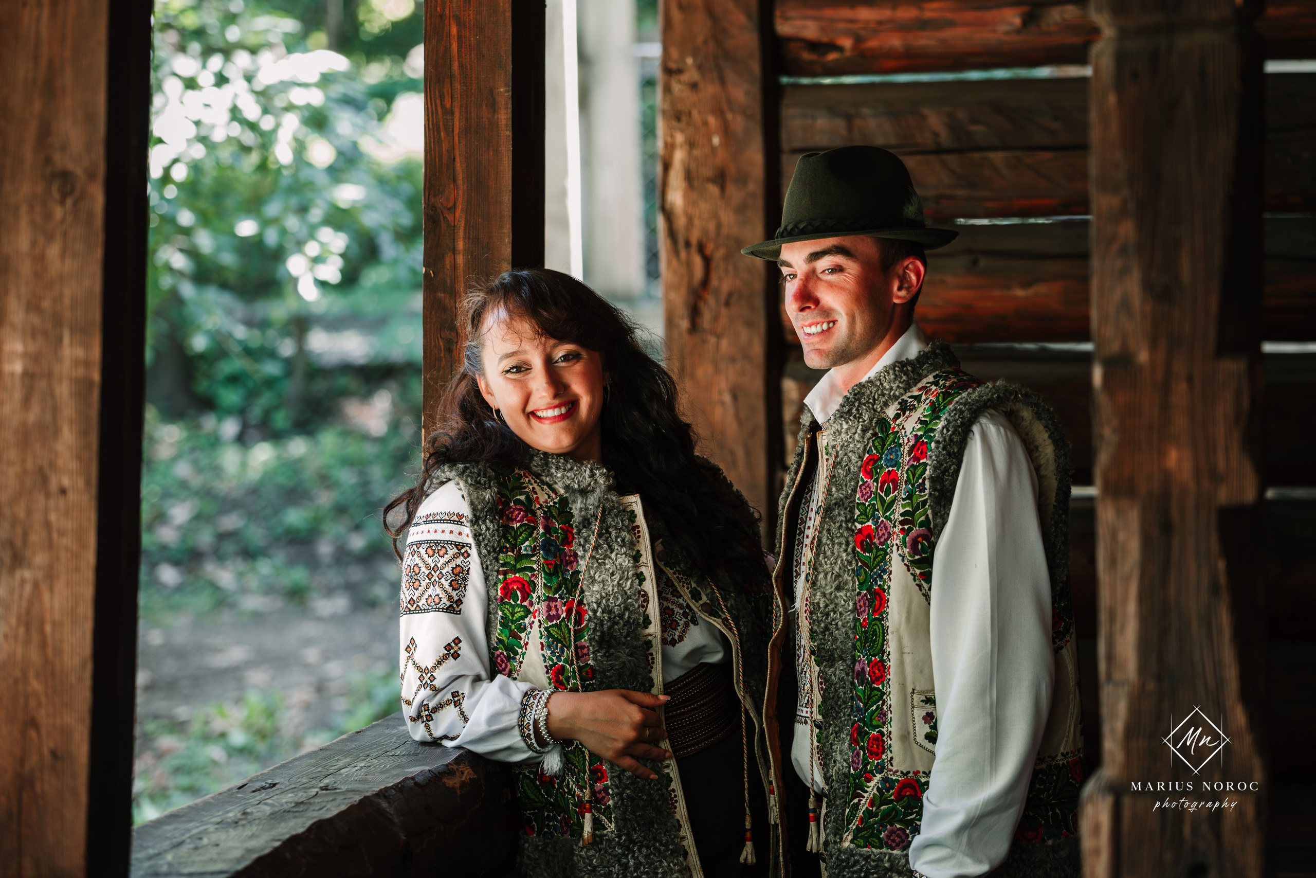 Sabina și Ionuț, îmbrăcați în costume populare bucovinene, au realizat o ședință foto "Save the Date" la Muzeul Satului Bucovinean din Suceava. Fotografii tradiționale și romantice, surprinse într-un peisaj autentic și istoric, evidențiind dragostea și frumusețea tradițiilor locale.