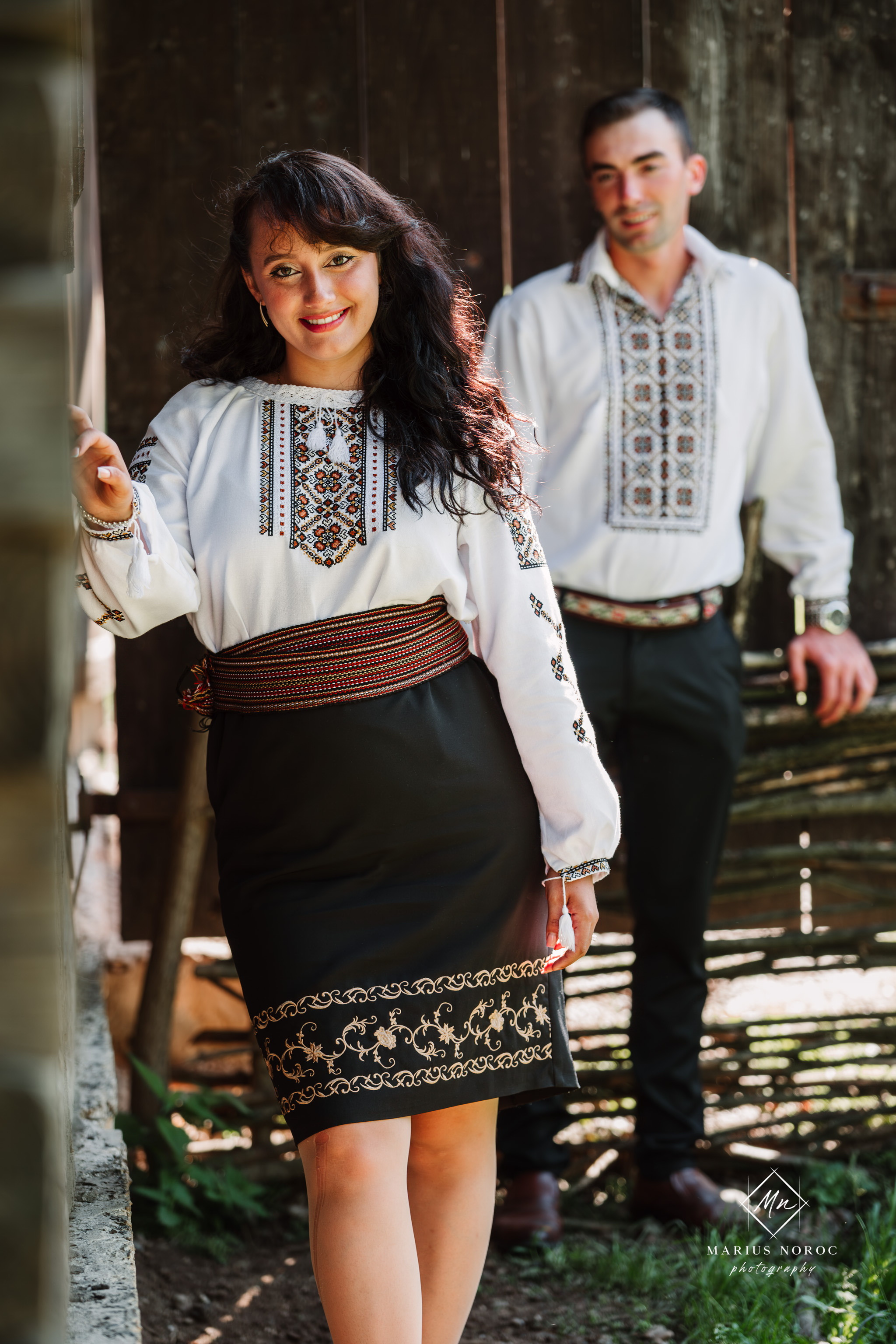 Sabina și Ionuț, îmbrăcați în costume populare bucovinene, au realizat o ședință foto "Save the Date" la Muzeul Satului Bucovinean din Suceava. Fotografii tradiționale și romantice, surprinse într-un peisaj autentic și istoric, evidențiind dragostea și frumusețea tradițiilor locale.