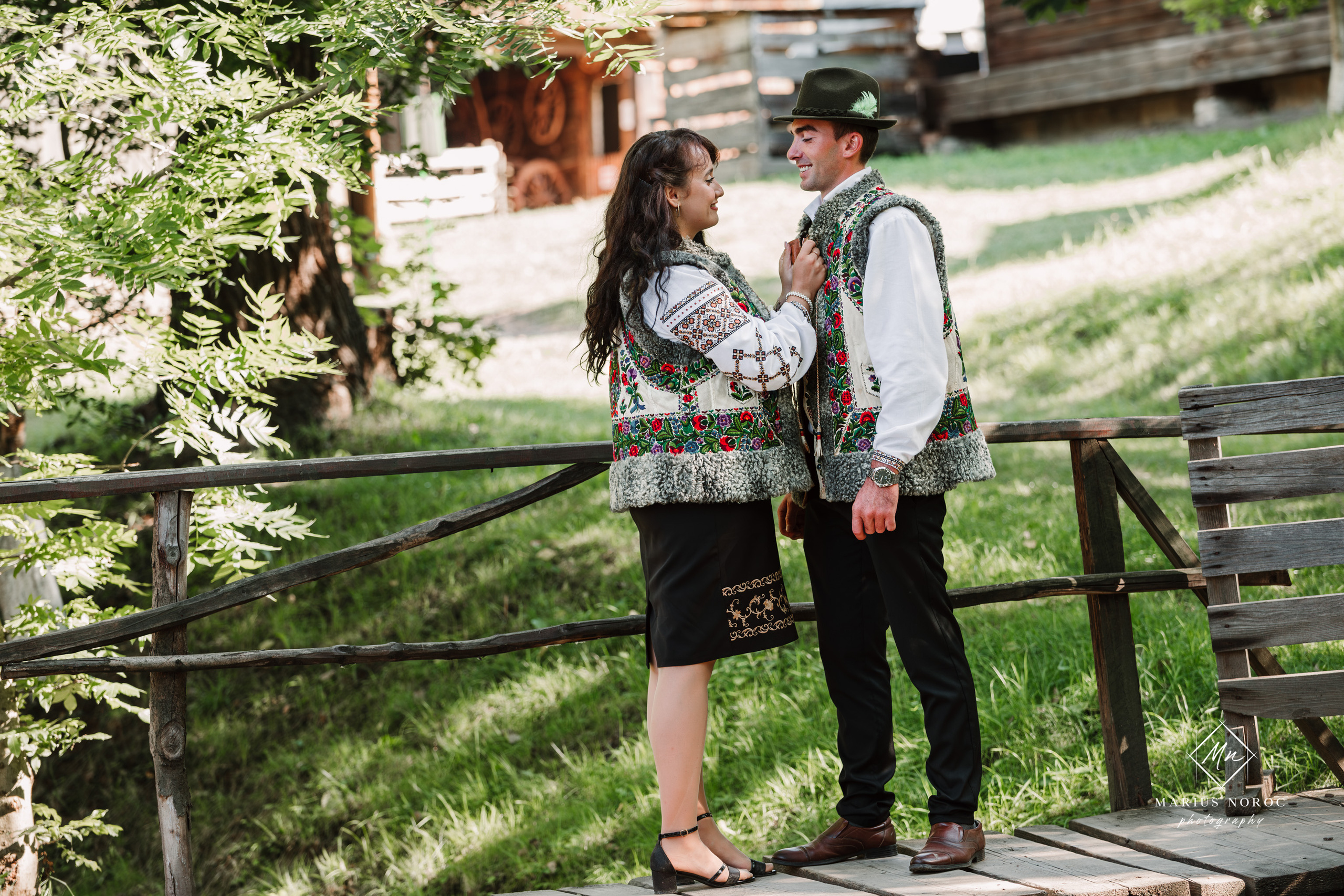 Sabina și Ionuț, îmbrăcați în costume populare bucovinene, au realizat o ședință foto "Save the Date" la Muzeul Satului Bucovinean din Suceava. Fotografii tradiționale și romantice, surprinse într-un peisaj autentic și istoric, evidențiind dragostea și frumusețea tradițiilor locale.