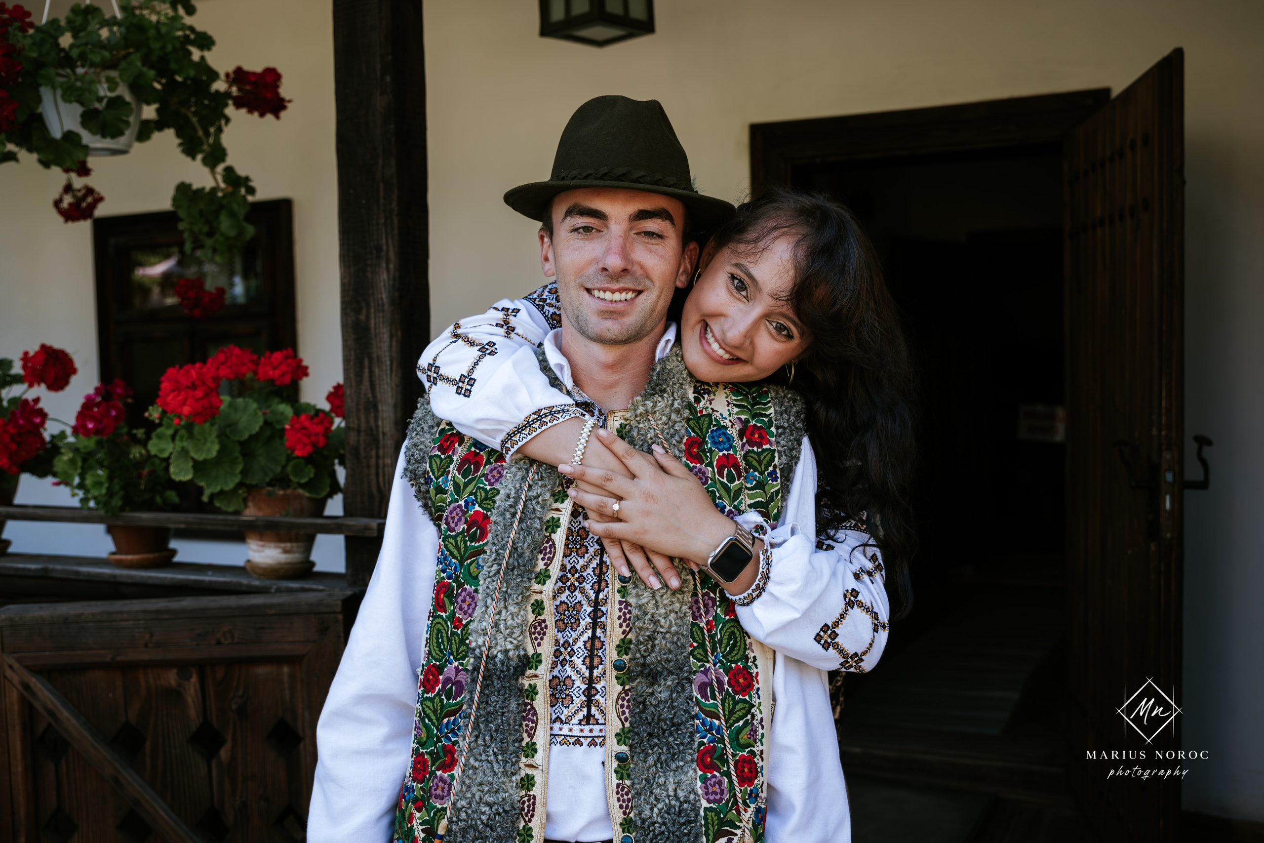 Sabina și Ionuț, îmbrăcați în costume populare bucovinene, au realizat o ședință foto "Save the Date" la Muzeul Satului Bucovinean din Suceava. Fotografii tradiționale și romantice, surprinse într-un peisaj autentic și istoric, evidențiind dragostea și frumusețea tradițiilor locale.