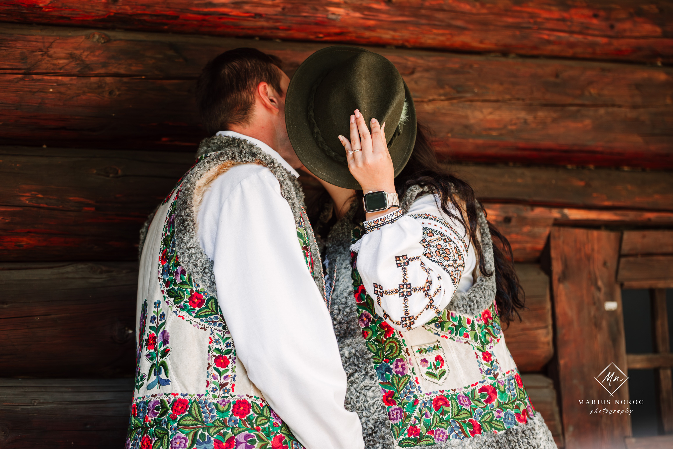Sabina și Ionuț, îmbrăcați în costume populare bucovinene, au realizat o ședință foto "Save the Date" la Muzeul Satului Bucovinean din Suceava. Fotografii tradiționale și romantice, surprinse într-un peisaj autentic și istoric, evidențiind dragostea și frumusețea tradițiilor locale.