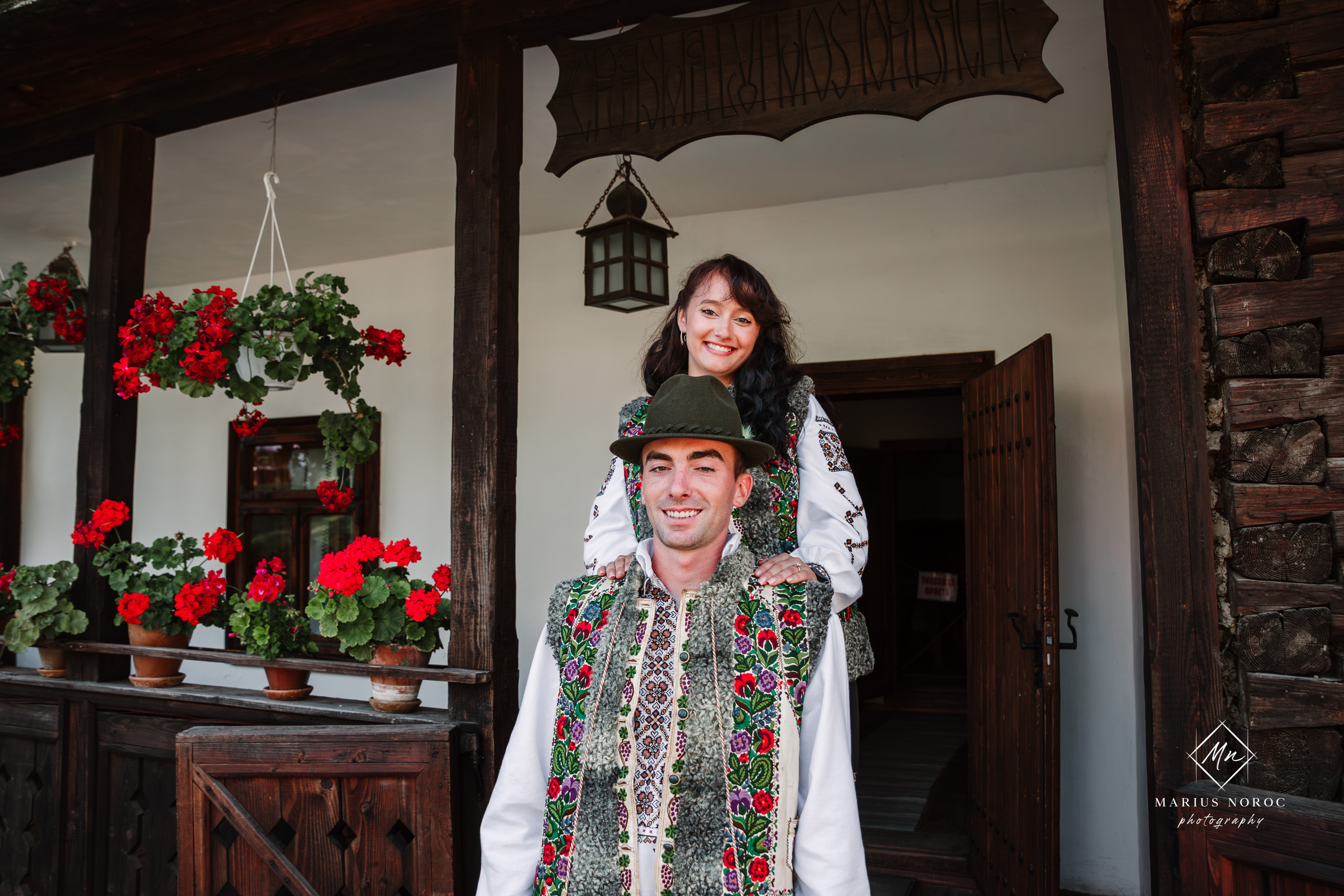 Sabina și Ionuț, îmbrăcați în costume populare bucovinene, au realizat o ședință foto "Save the Date" la Muzeul Satului Bucovinean din Suceava. Fotografii tradiționale și romantice, surprinse într-un peisaj autentic și istoric, evidențiind dragostea și frumusețea tradițiilor locale.