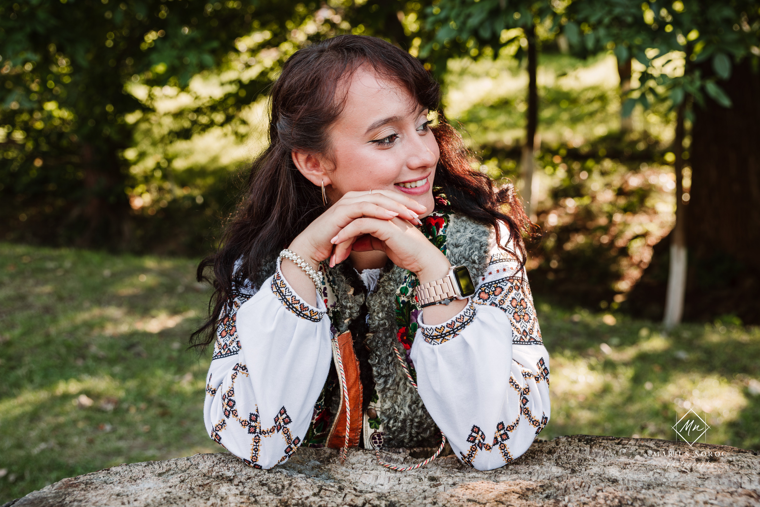 Sabina și Ionuț, îmbrăcați în costume populare bucovinene, au realizat o ședință foto "Save the Date" la Muzeul Satului Bucovinean din Suceava. Fotografii tradiționale și romantice, surprinse într-un peisaj autentic și istoric, evidențiind dragostea și frumusețea tradițiilor locale.