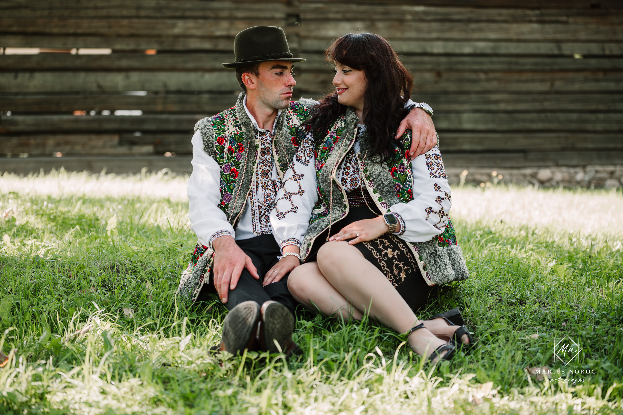 Sabina și Ionuț, îmbrăcați în costume populare bucovinene, au realizat o ședință foto "Save the Date" la Muzeul Satului Bucovinean din Suceava. Fotografii tradiționale și romantice, surprinse într-un peisaj autentic și istoric, evidențiind dragostea și frumusețea tradițiilor locale.