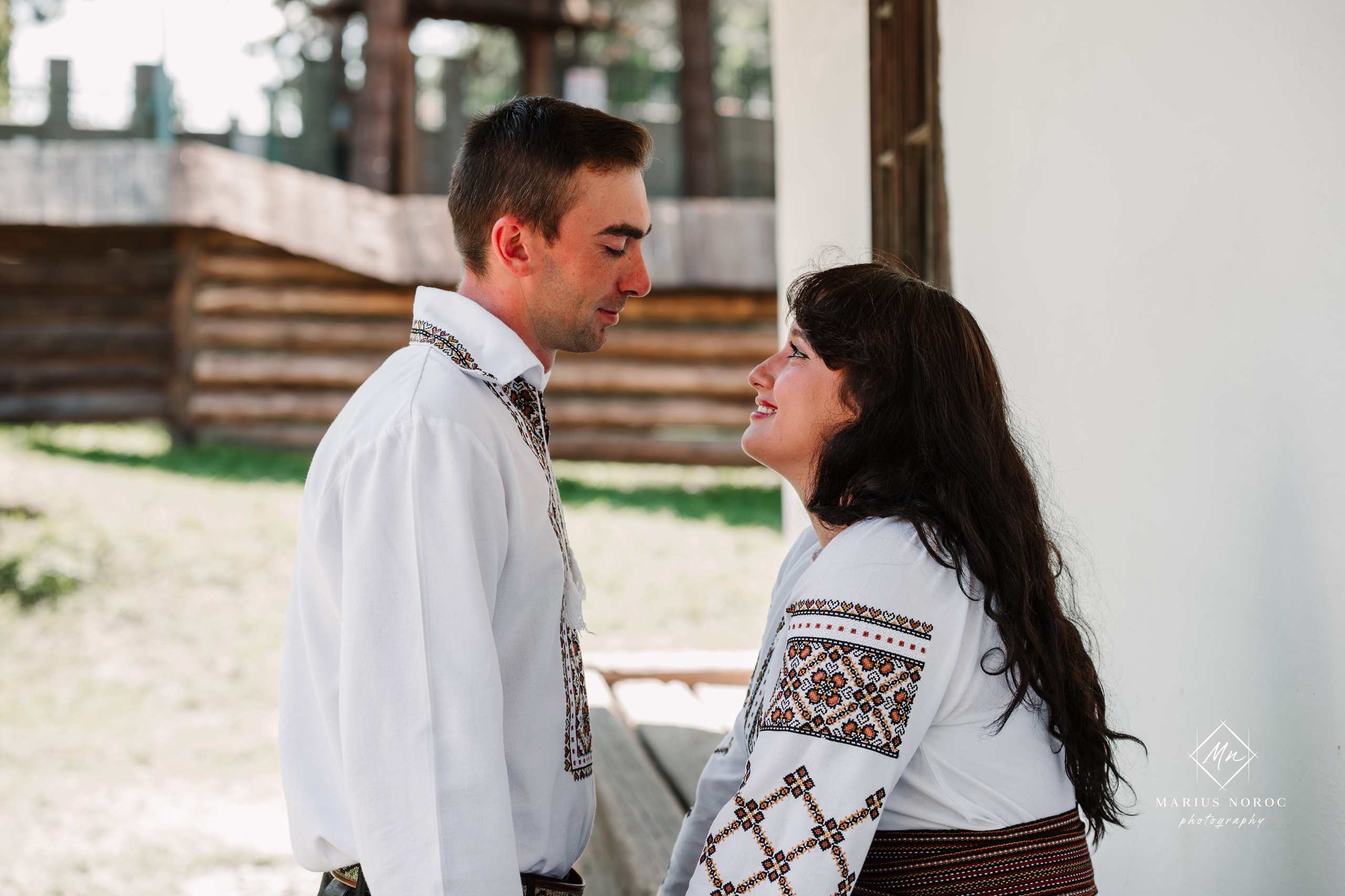 Sabina și Ionuț, îmbrăcați în costume populare bucovinene, au realizat o ședință foto "Save the Date" la Muzeul Satului Bucovinean din Suceava. Fotografii tradiționale și romantice, surprinse într-un peisaj autentic și istoric, evidențiind dragostea și frumusețea tradițiilor locale.