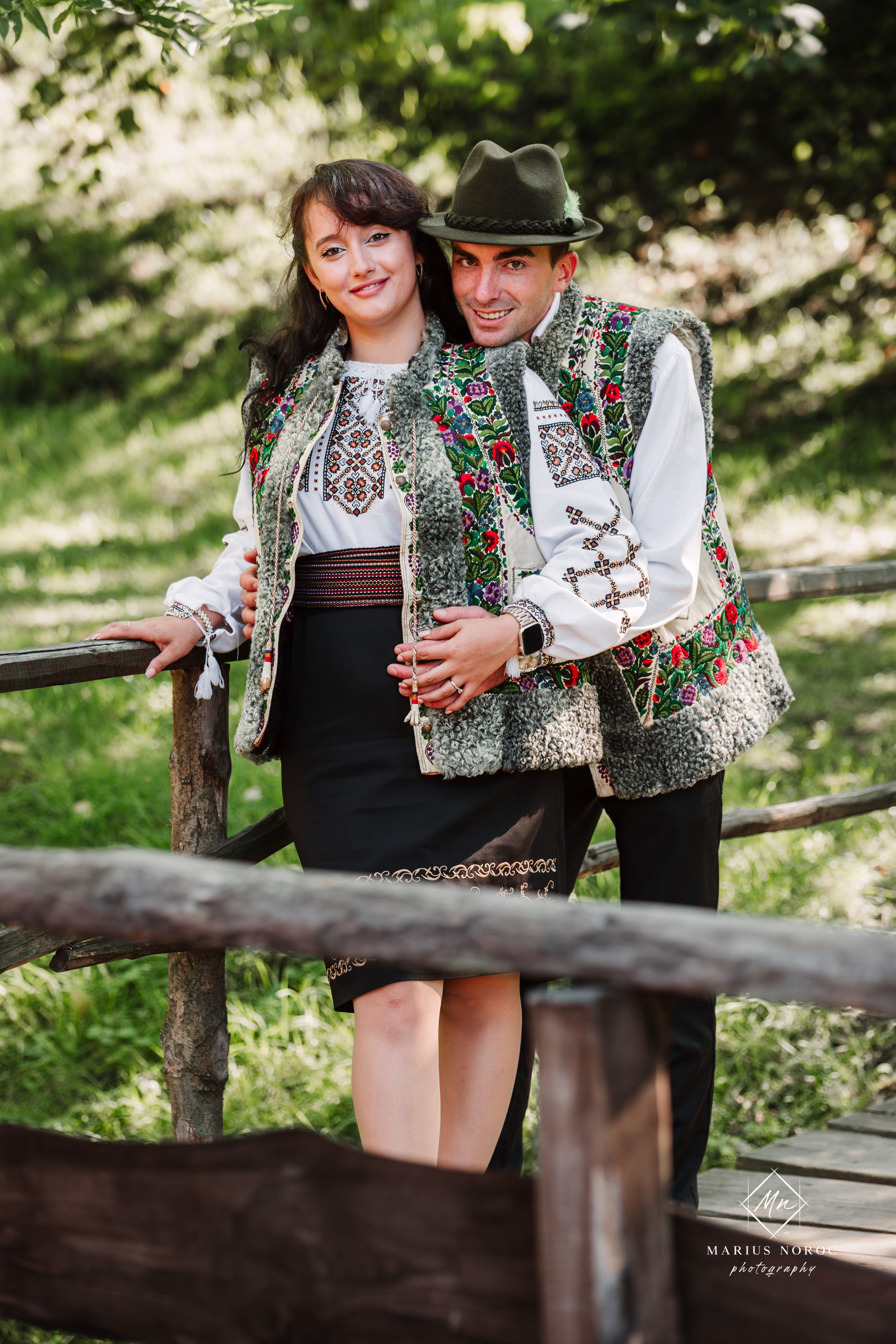 Sabina și Ionuț, îmbrăcați în costume populare bucovinene, au realizat o ședință foto "Save the Date" la Muzeul Satului Bucovinean din Suceava. Fotografii tradiționale și romantice, surprinse într-un peisaj autentic și istoric, evidențiind dragostea și frumusețea tradițiilor locale.