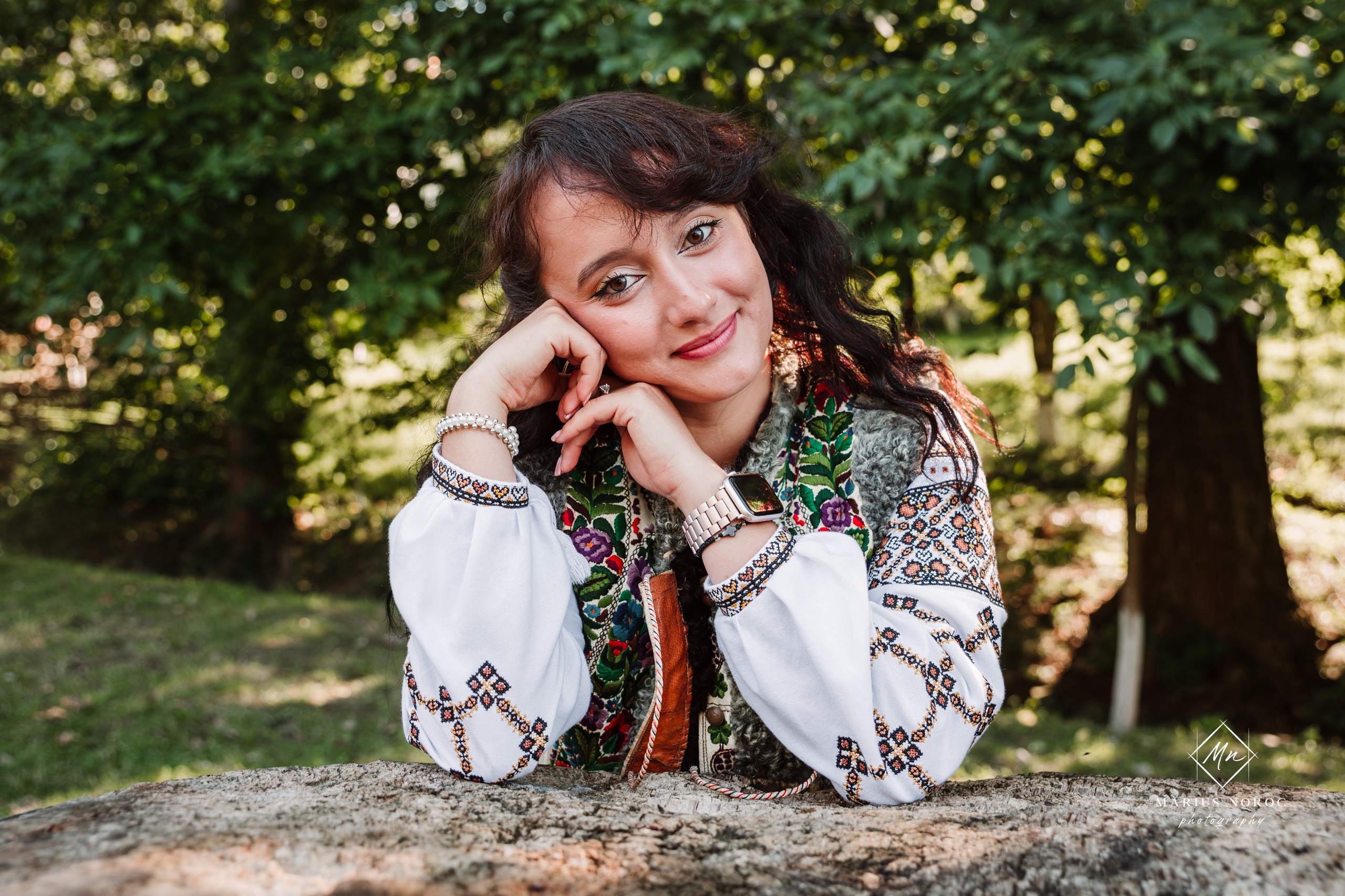 Sabina și Ionuț, îmbrăcați în costume populare bucovinene, au realizat o ședință foto "Save the Date" la Muzeul Satului Bucovinean din Suceava. Fotografii tradiționale și romantice, surprinse într-un peisaj autentic și istoric, evidențiind dragostea și frumusețea tradițiilor locale.