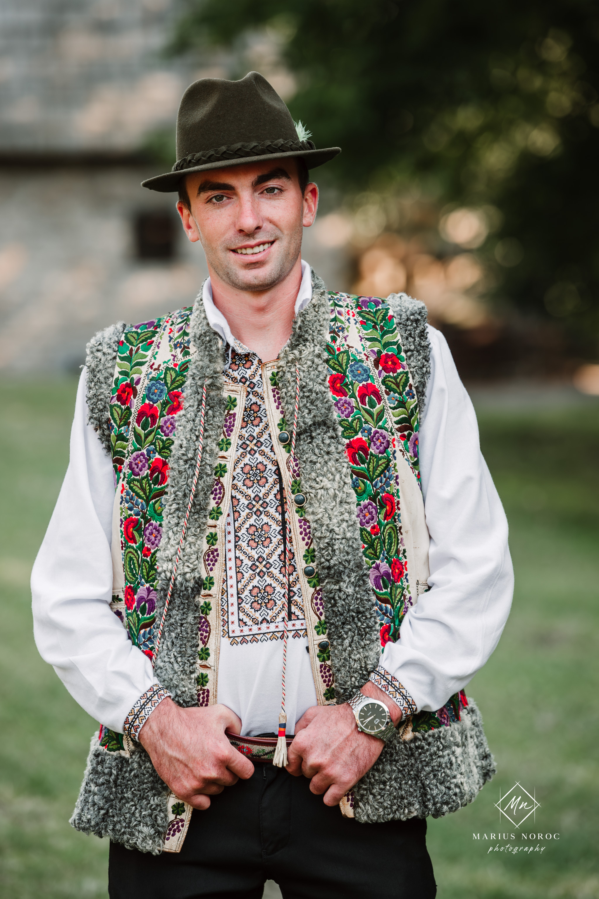 Sabina și Ionuț, îmbrăcați în costume populare bucovinene, au realizat o ședință foto "Save the Date" la Muzeul Satului Bucovinean din Suceava. Fotografii tradiționale și romantice, surprinse într-un peisaj autentic și istoric, evidențiind dragostea și frumusețea tradițiilor locale.