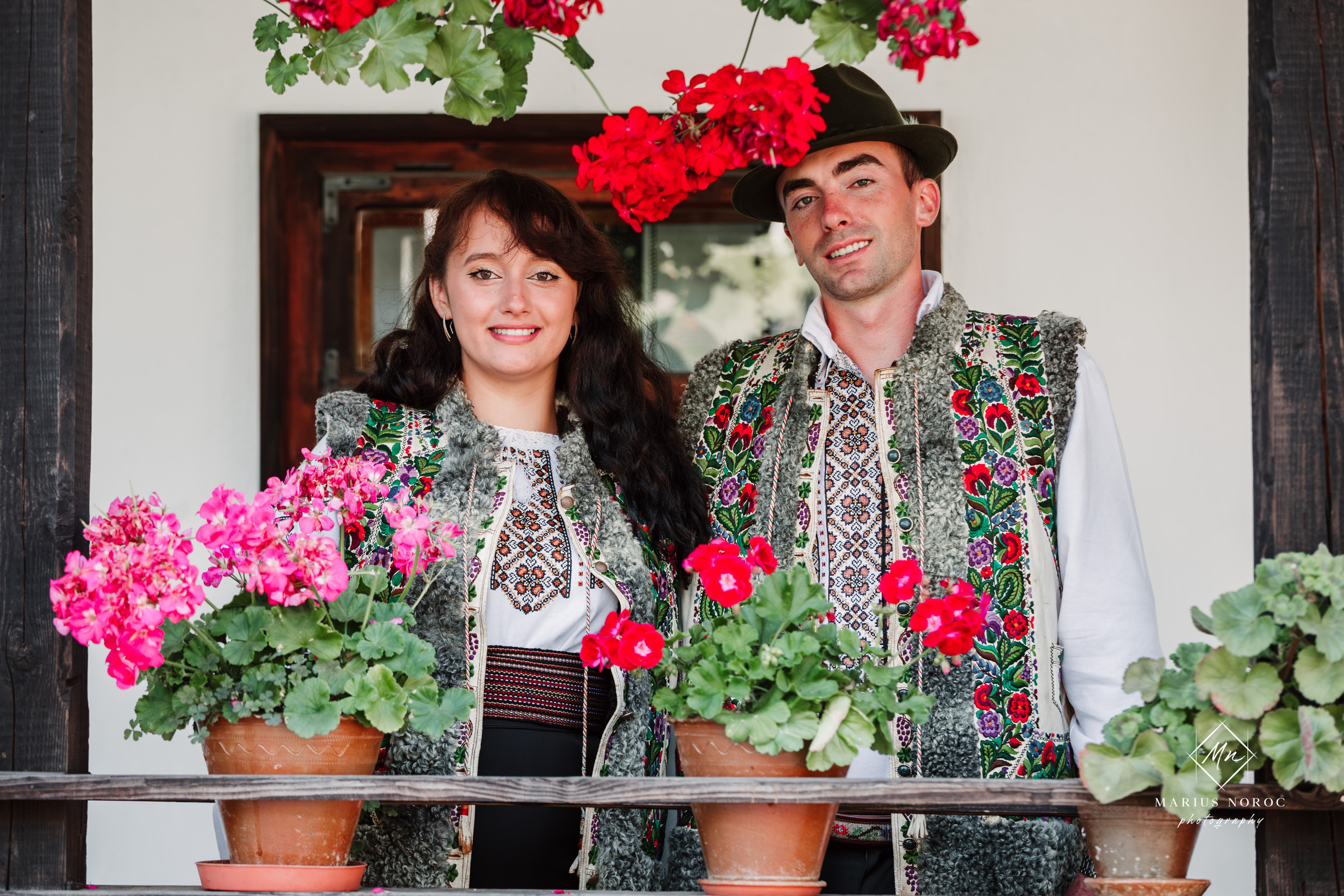 Sabina și Ionuț, îmbrăcați în costume populare bucovinene, au realizat o ședință foto "Save the Date" la Muzeul Satului Bucovinean din Suceava. Fotografii tradiționale și romantice, surprinse într-un peisaj autentic și istoric, evidențiind dragostea și frumusețea tradițiilor locale.