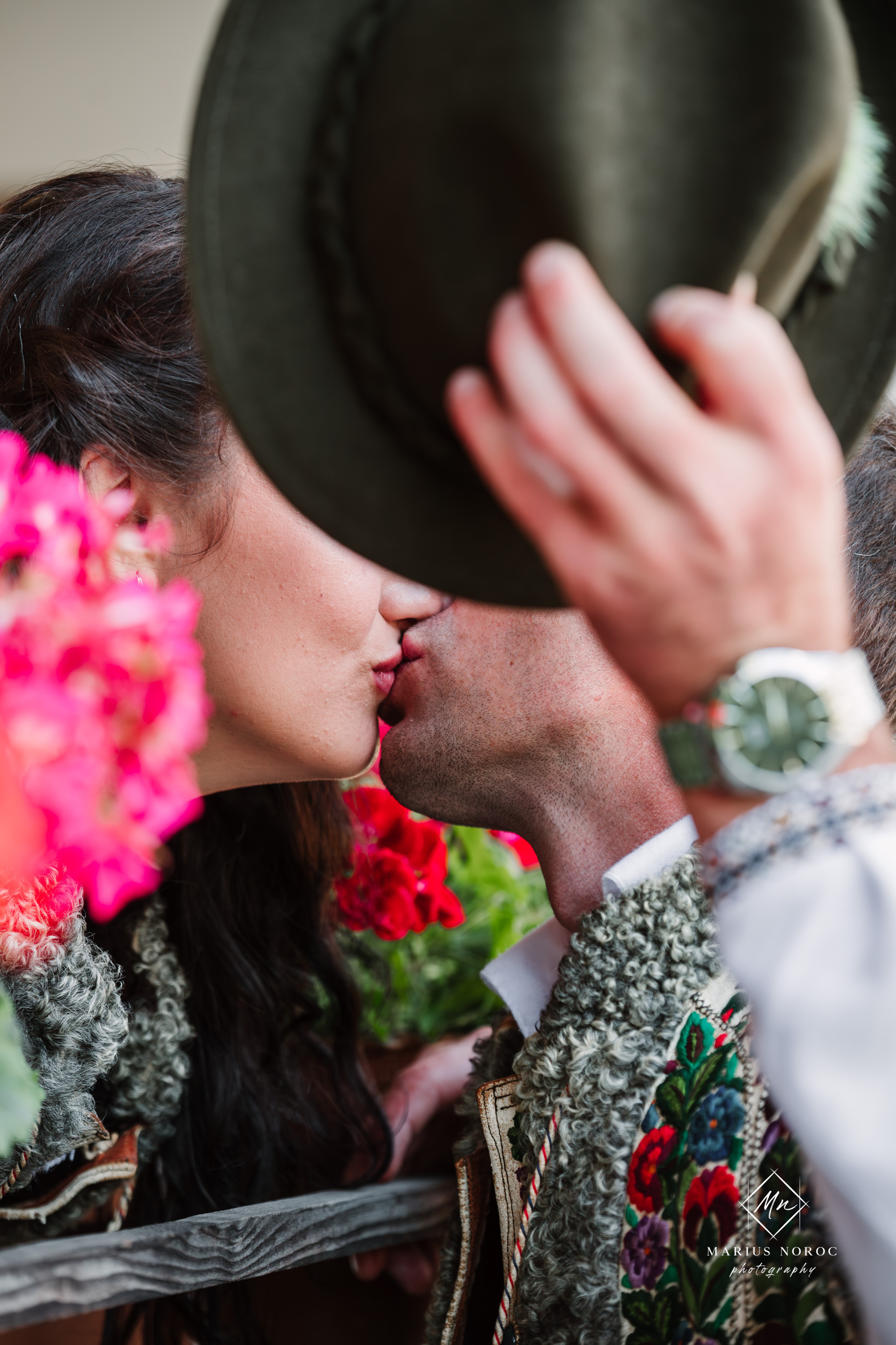 Sabina și Ionuț, îmbrăcați în costume populare bucovinene, au realizat o ședință foto "Save the Date" la Muzeul Satului Bucovinean din Suceava. Fotografii tradiționale și romantice, surprinse într-un peisaj autentic și istoric, evidențiind dragostea și frumusețea tradițiilor locale.