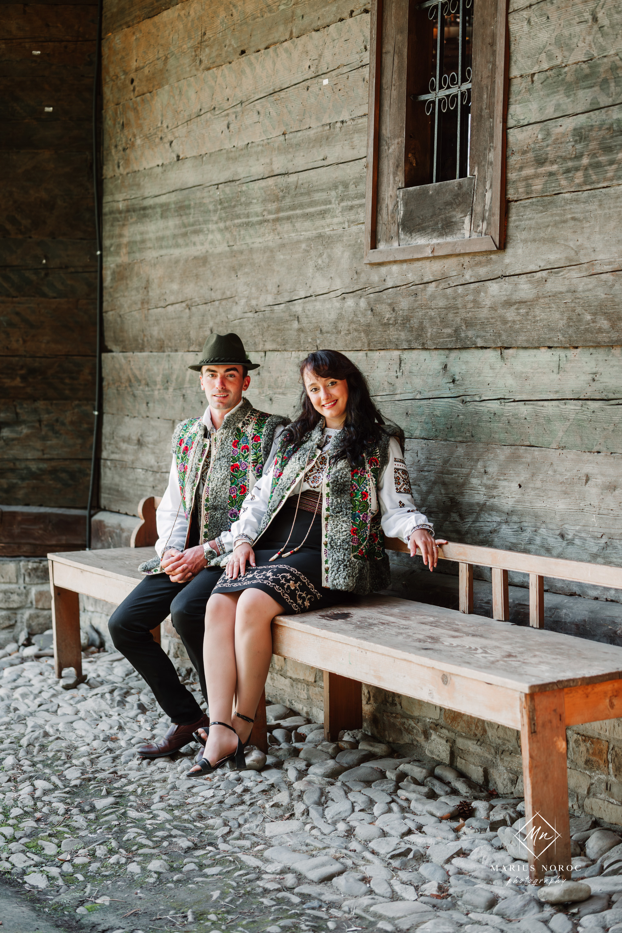 Sabina și Ionuț, îmbrăcați în costume populare bucovinene, au realizat o ședință foto "Save the Date" la Muzeul Satului Bucovinean din Suceava. Fotografii tradiționale și romantice, surprinse într-un peisaj autentic și istoric, evidențiind dragostea și frumusețea tradițiilor locale.