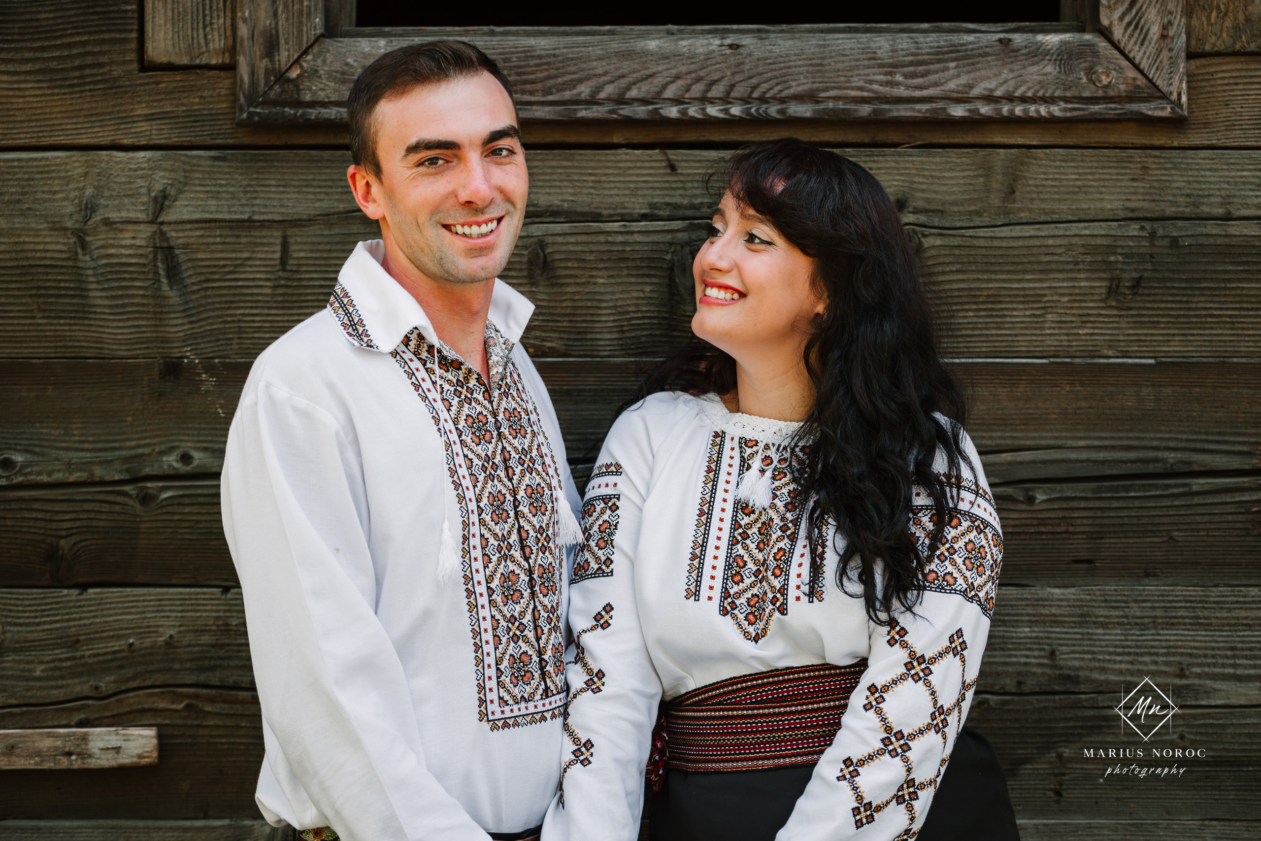 Sabina și Ionuț, îmbrăcați în costume populare bucovinene, au realizat o ședință foto "Save the Date" la Muzeul Satului Bucovinean din Suceava. Fotografii tradiționale și romantice, surprinse într-un peisaj autentic și istoric, evidențiind dragostea și frumusețea tradițiilor locale.