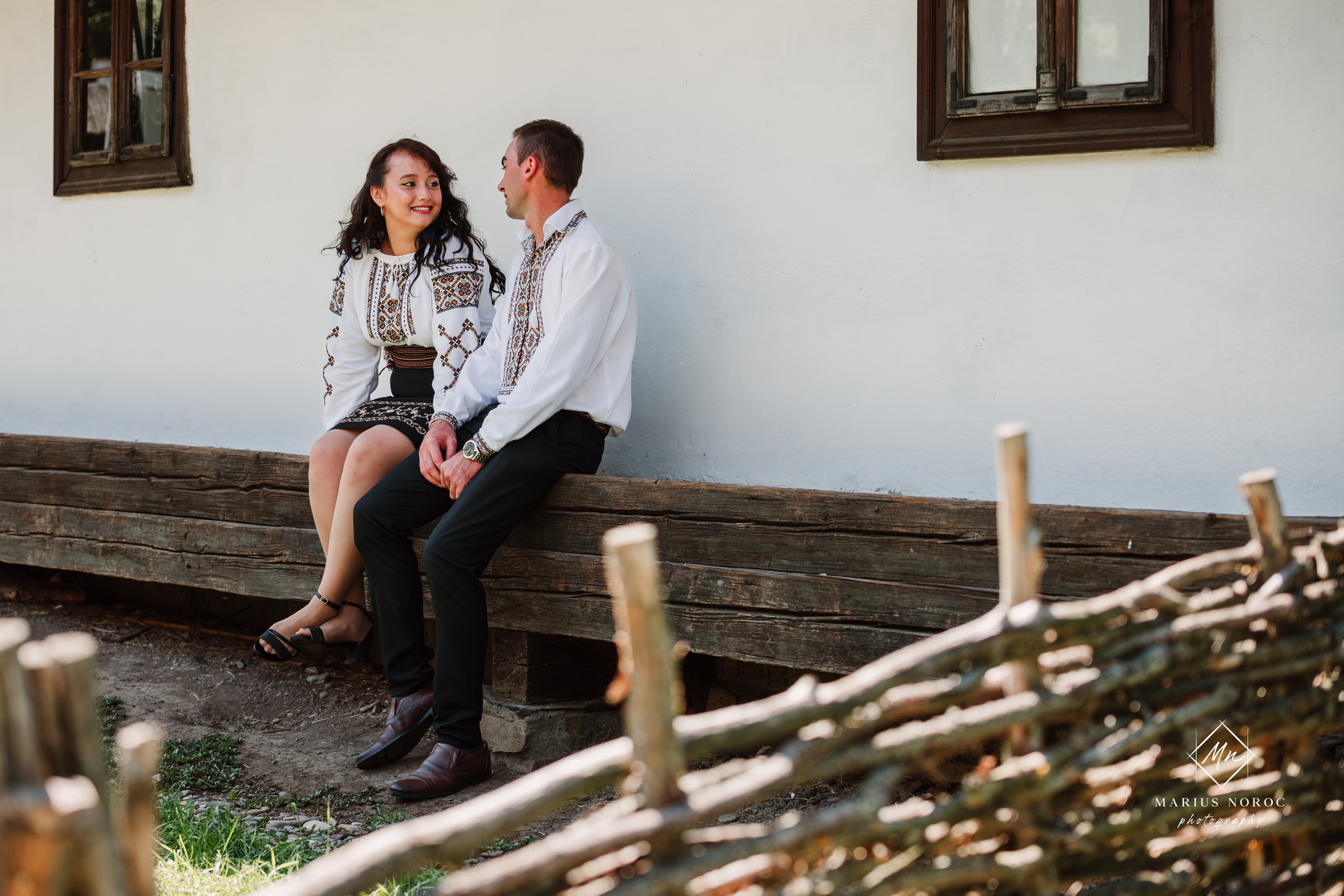 Sabina și Ionuț, îmbrăcați în costume populare bucovinene, au realizat o ședință foto "Save the Date" la Muzeul Satului Bucovinean din Suceava. Fotografii tradiționale și romantice, surprinse într-un peisaj autentic și istoric, evidențiind dragostea și frumusețea tradițiilor locale.