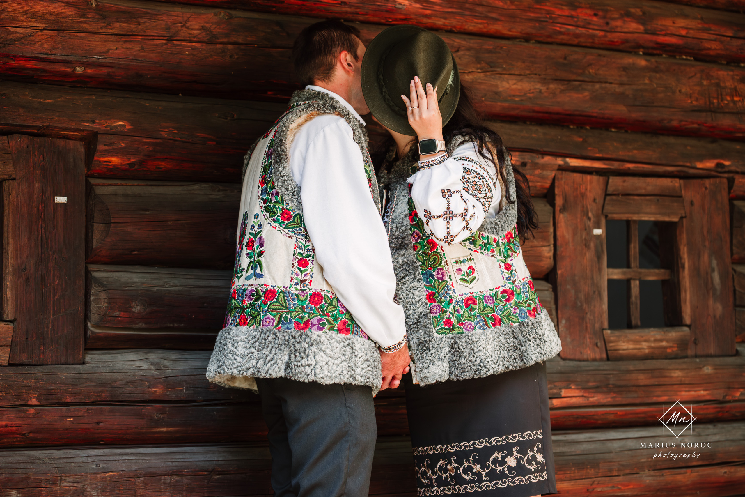 Sabina și Ionuț, îmbrăcați în costume populare bucovinene, au realizat o ședință foto "Save the Date" la Muzeul Satului Bucovinean din Suceava. Fotografii tradiționale și romantice, surprinse într-un peisaj autentic și istoric, evidențiind dragostea și frumusețea tradițiilor locale.