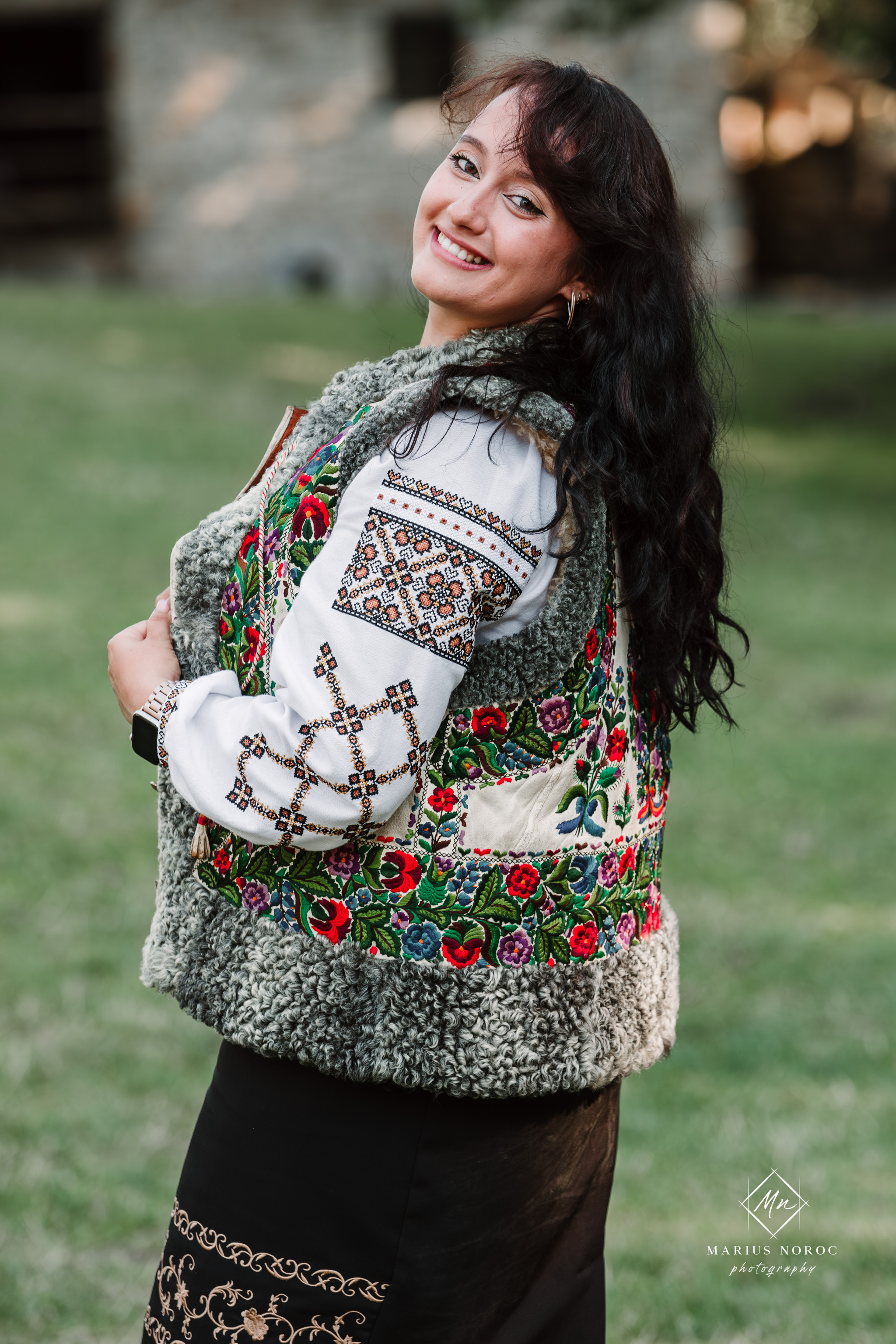 Sabina și Ionuț, îmbrăcați în costume populare bucovinene, au realizat o ședință foto "Save the Date" la Muzeul Satului Bucovinean din Suceava. Fotografii tradiționale și romantice, surprinse într-un peisaj autentic și istoric, evidențiind dragostea și frumusețea tradițiilor locale.