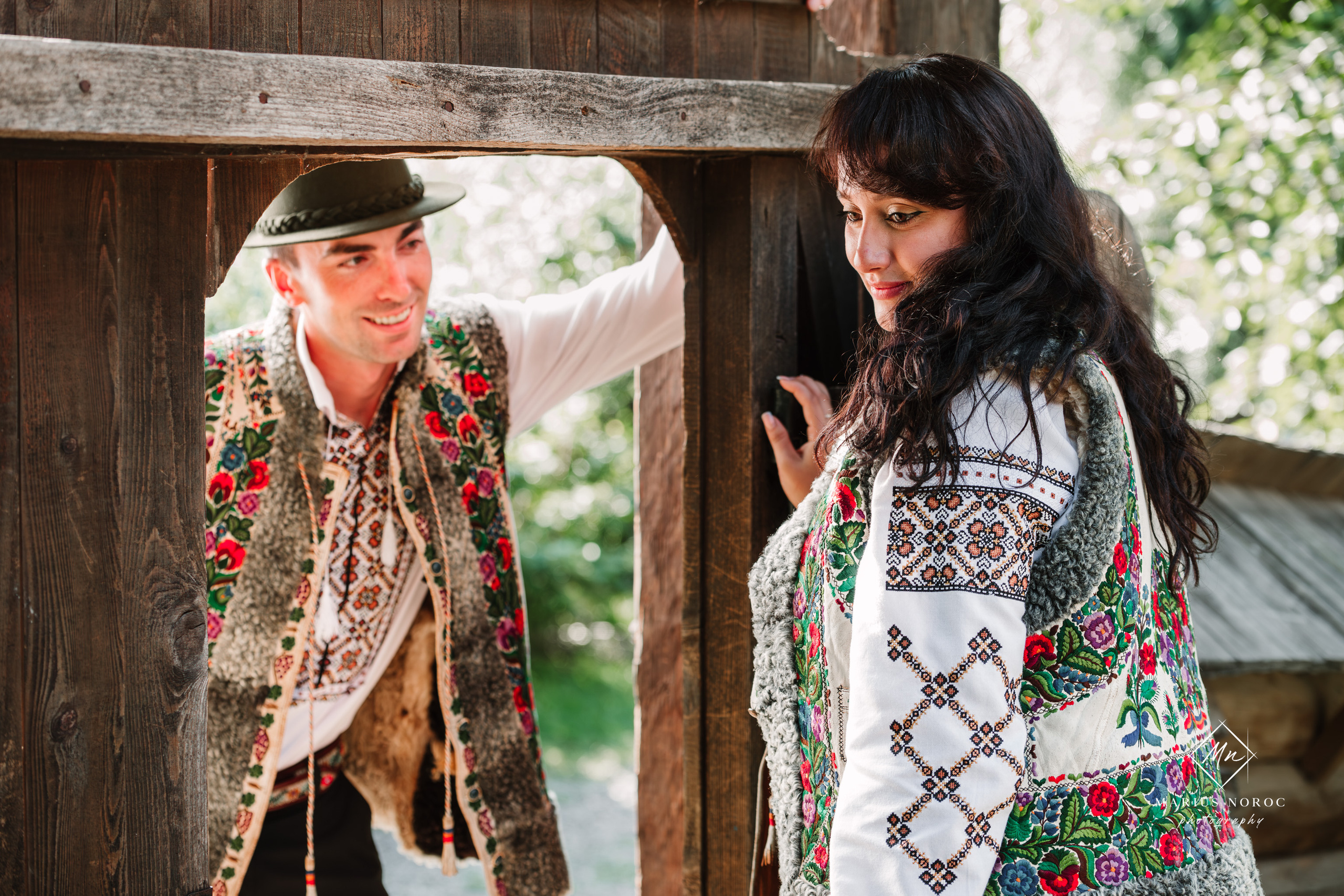 Sabina și Ionuț, îmbrăcați în costume populare bucovinene, au realizat o ședință foto "Save the Date" la Muzeul Satului Bucovinean din Suceava. Fotografii tradiționale și romantice, surprinse într-un peisaj autentic și istoric, evidențiind dragostea și frumusețea tradițiilor locale.