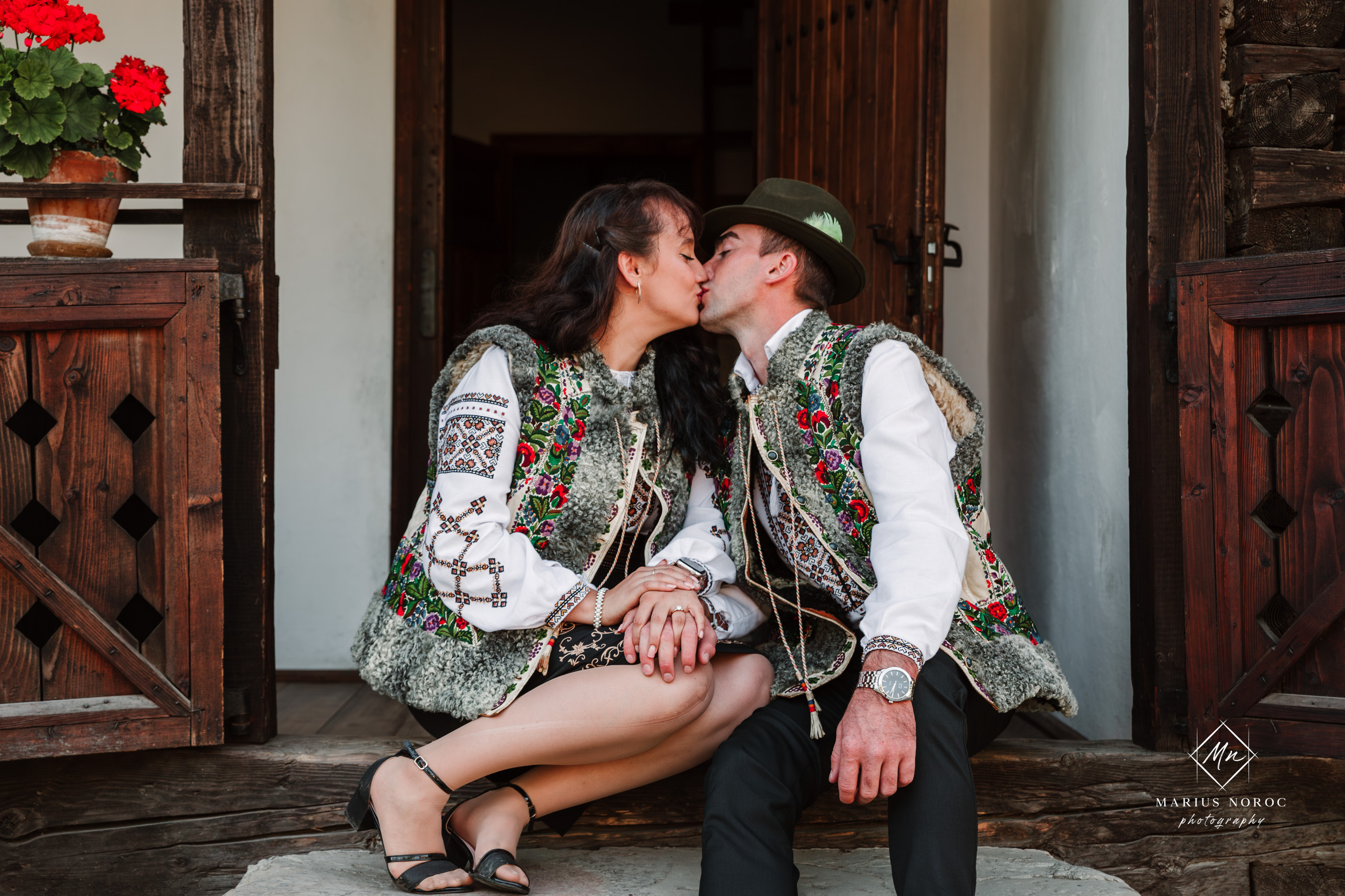 Sabina și Ionuț, îmbrăcați în costume populare bucovinene, au realizat o ședință foto "Save the Date" la Muzeul Satului Bucovinean din Suceava. Fotografii tradiționale și romantice, surprinse într-un peisaj autentic și istoric, evidențiind dragostea și frumusețea tradițiilor locale.