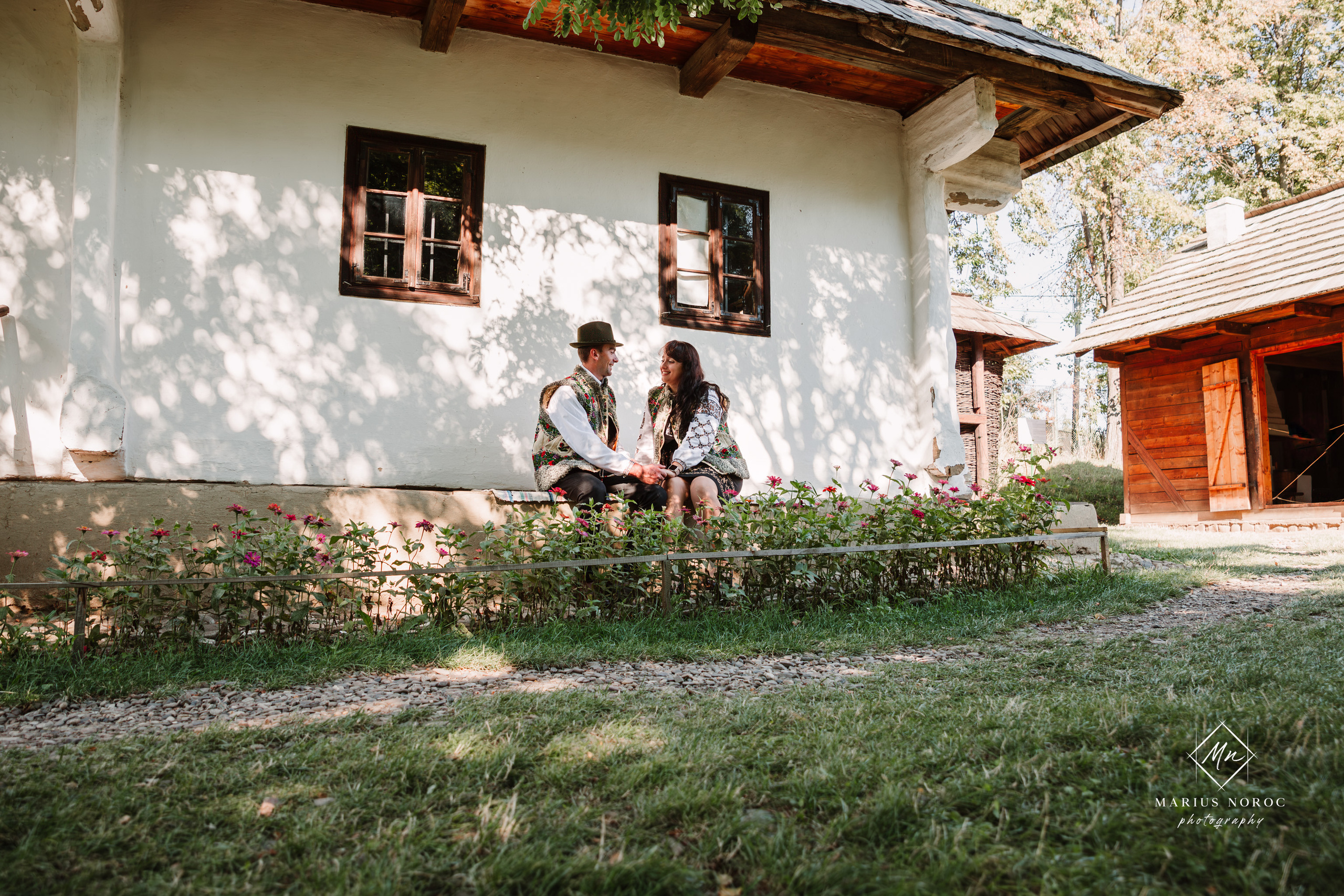 Sabina și Ionuț, îmbrăcați în costume populare bucovinene, au realizat o ședință foto "Save the Date" la Muzeul Satului Bucovinean din Suceava. Fotografii tradiționale și romantice, surprinse într-un peisaj autentic și istoric, evidențiind dragostea și frumusețea tradițiilor locale.