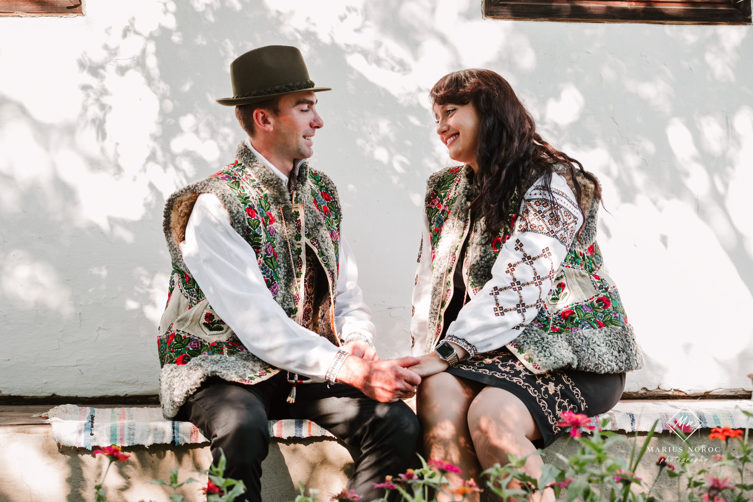 Sabina și Ionuț, îmbrăcați în costume populare bucovinene, au realizat o ședință foto "Save the Date" la Muzeul Satului Bucovinean din Suceava. Fotografii tradiționale și romantice, surprinse într-un peisaj autentic și istoric, evidențiind dragostea și frumusețea tradițiilor locale.