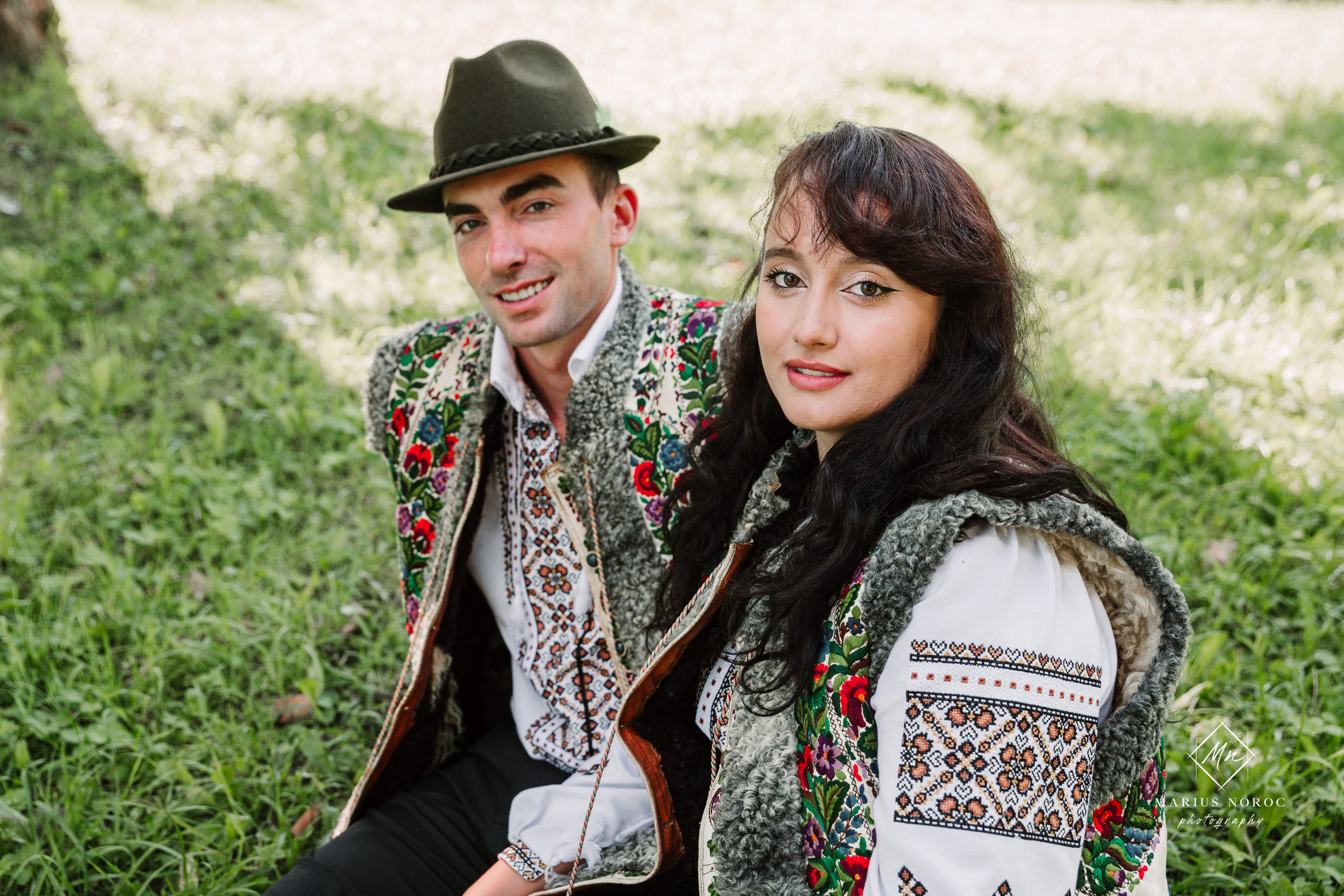 Sabina și Ionuț, îmbrăcați în costume populare bucovinene, au realizat o ședință foto "Save the Date" la Muzeul Satului Bucovinean din Suceava. Fotografii tradiționale și romantice, surprinse într-un peisaj autentic și istoric, evidențiind dragostea și frumusețea tradițiilor locale.