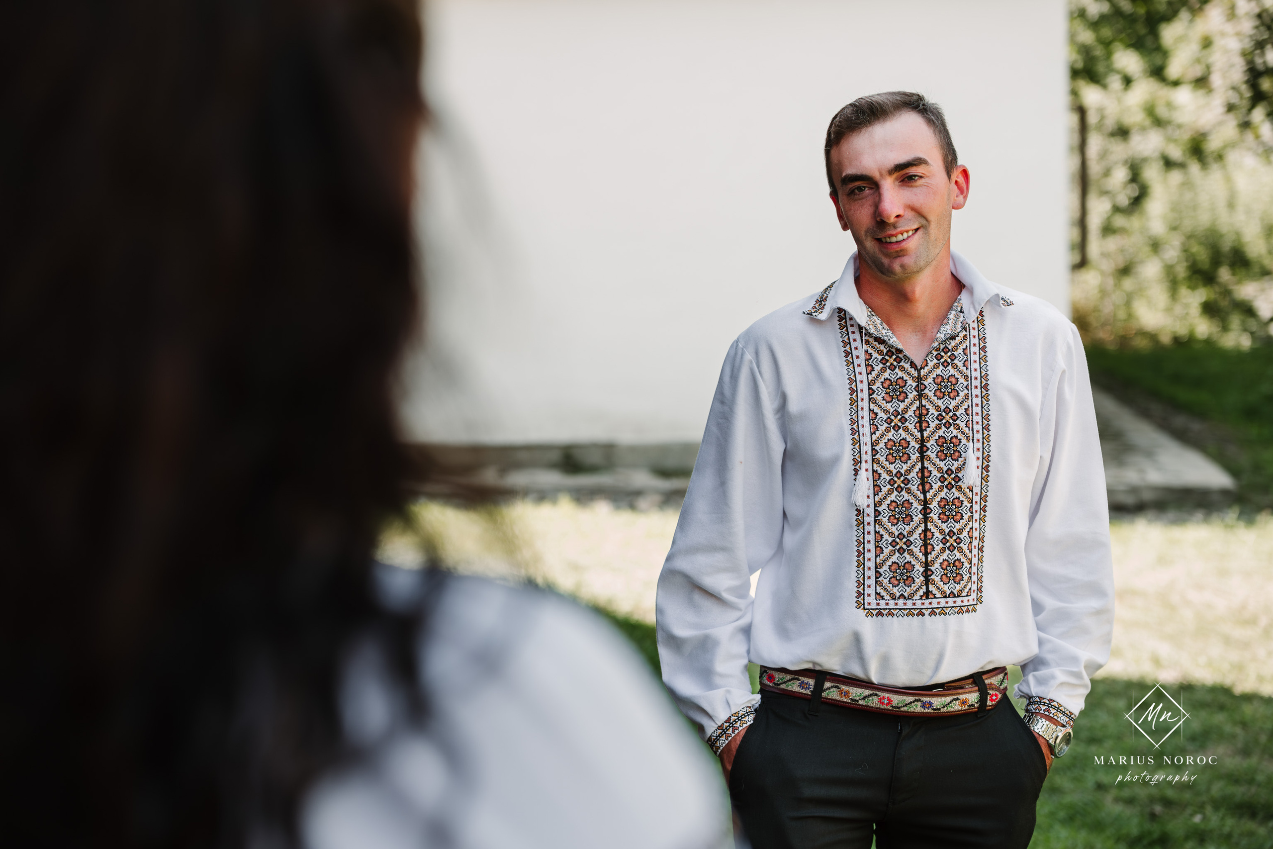 Sabina și Ionuț, îmbrăcați în costume populare bucovinene, au realizat o ședință foto "Save the Date" la Muzeul Satului Bucovinean din Suceava. Fotografii tradiționale și romantice, surprinse într-un peisaj autentic și istoric, evidențiind dragostea și frumusețea tradițiilor locale.