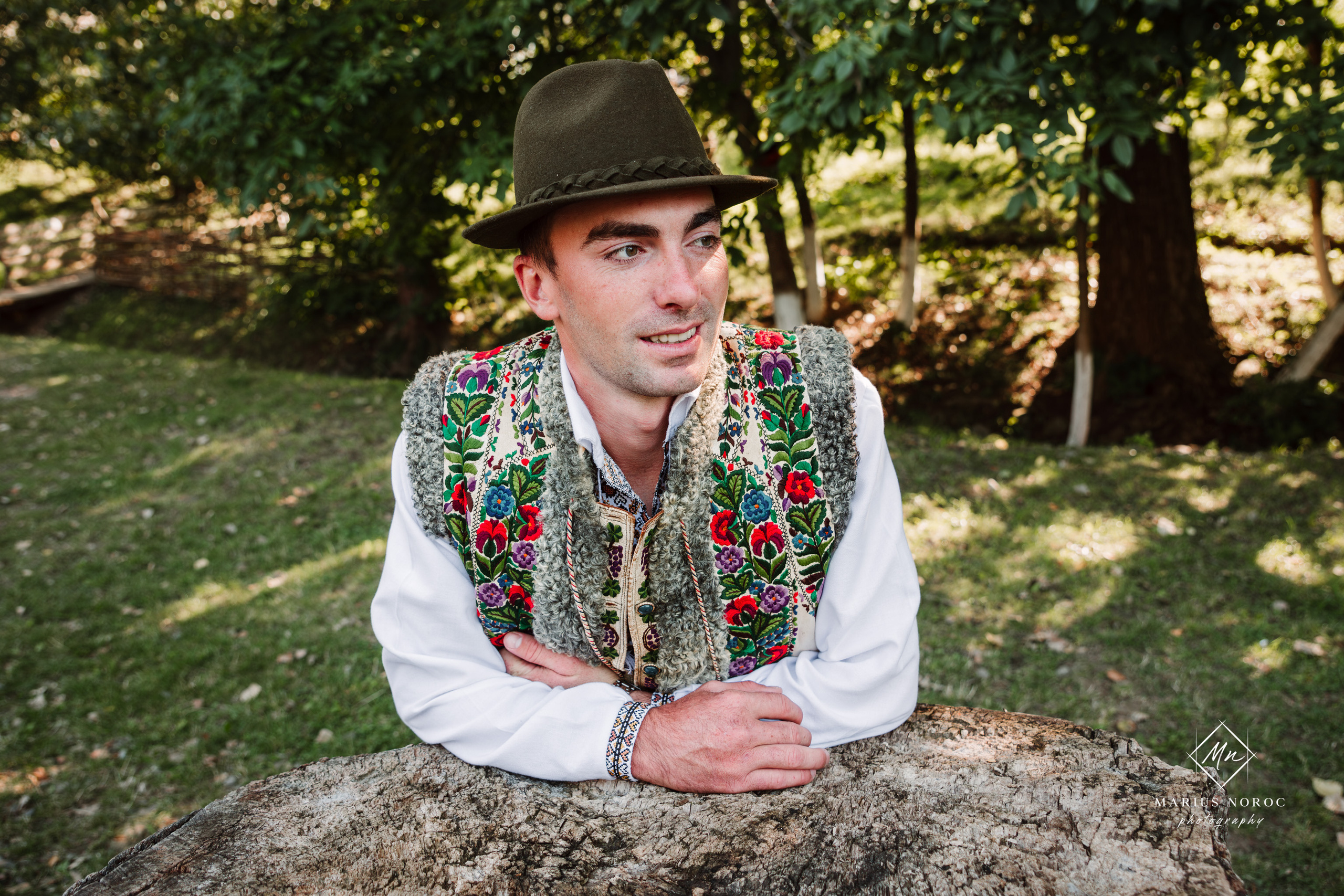 Sabina și Ionuț, îmbrăcați în costume populare bucovinene, au realizat o ședință foto "Save the Date" la Muzeul Satului Bucovinean din Suceava. Fotografii tradiționale și romantice, surprinse într-un peisaj autentic și istoric, evidențiind dragostea și frumusețea tradițiilor locale.