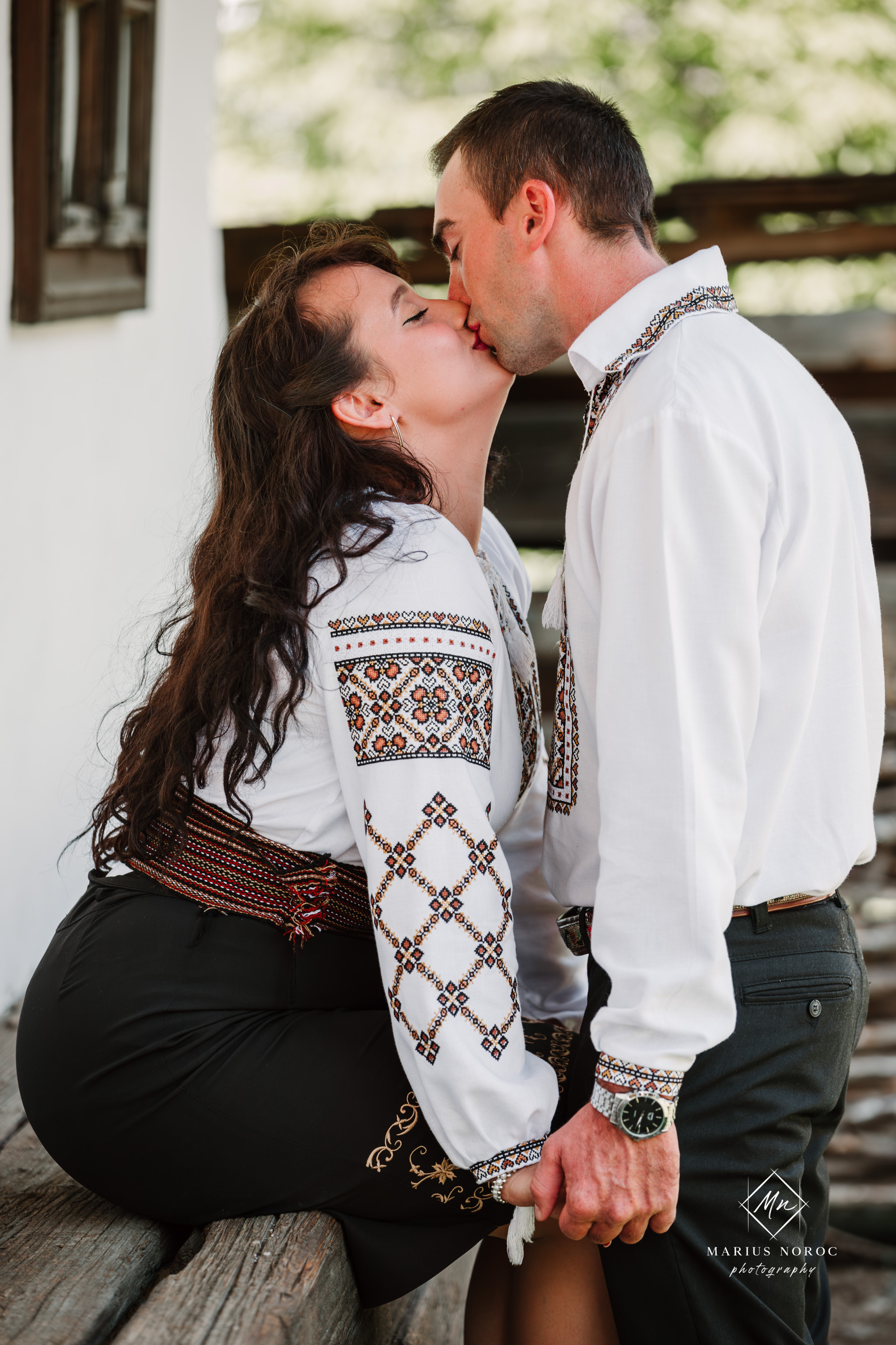 Sabina și Ionuț, îmbrăcați în costume populare bucovinene, au realizat o ședință foto "Save the Date" la Muzeul Satului Bucovinean din Suceava. Fotografii tradiționale și romantice, surprinse într-un peisaj autentic și istoric, evidențiind dragostea și frumusețea tradițiilor locale.