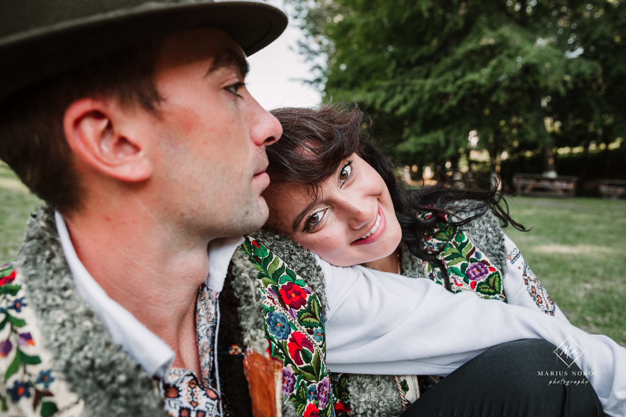 Sabina și Ionuț, îmbrăcați în costume populare bucovinene, au realizat o ședință foto "Save the Date" la Muzeul Satului Bucovinean din Suceava. Fotografii tradiționale și romantice, surprinse într-un peisaj autentic și istoric, evidențiind dragostea și frumusețea tradițiilor locale.