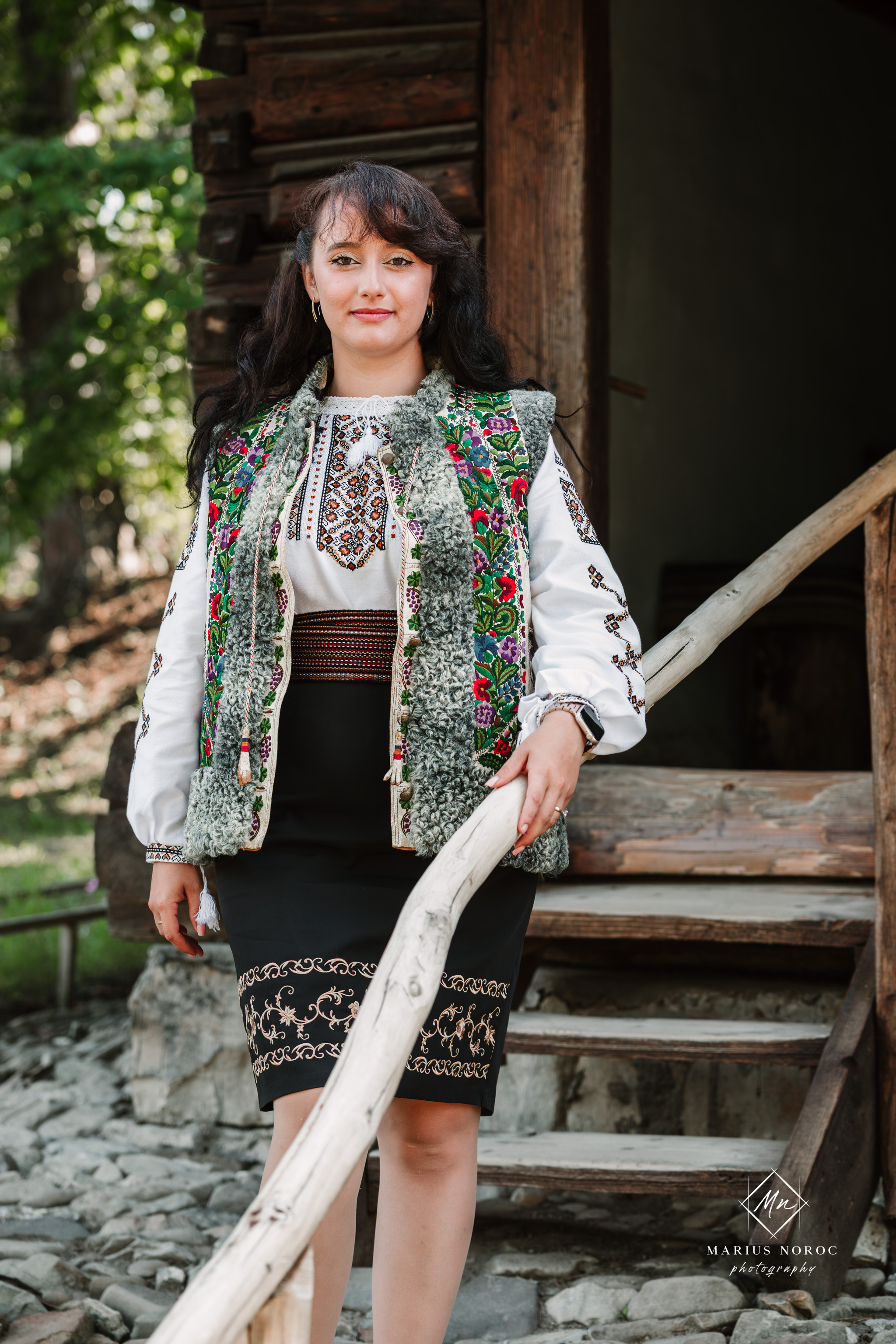 Sabina și Ionuț, îmbrăcați în costume populare bucovinene, au realizat o ședință foto "Save the Date" la Muzeul Satului Bucovinean din Suceava. Fotografii tradiționale și romantice, surprinse într-un peisaj autentic și istoric, evidențiind dragostea și frumusețea tradițiilor locale.