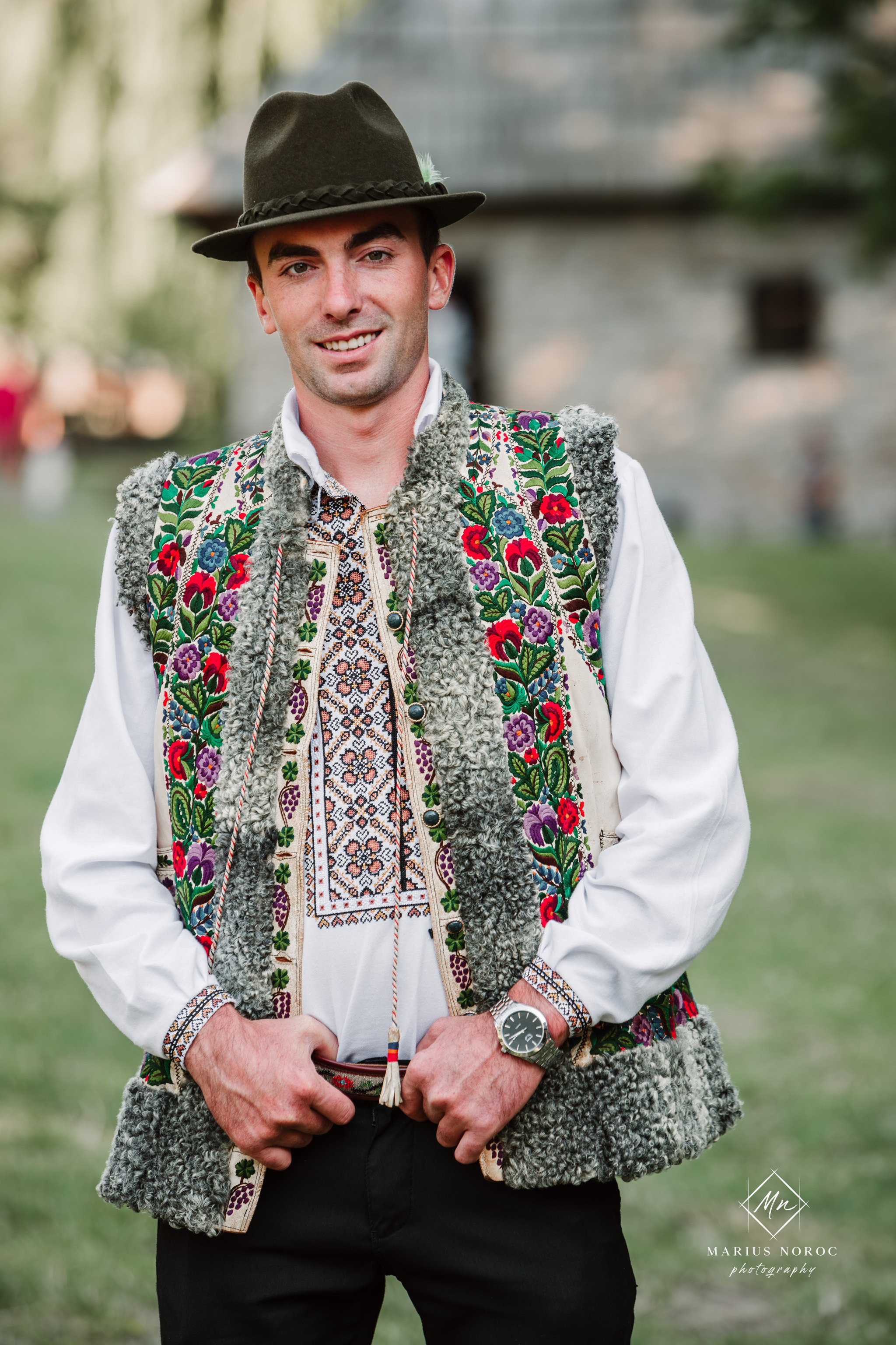 Sabina și Ionuț, îmbrăcați în costume populare bucovinene, au realizat o ședință foto "Save the Date" la Muzeul Satului Bucovinean din Suceava. Fotografii tradiționale și romantice, surprinse într-un peisaj autentic și istoric, evidențiind dragostea și frumusețea tradițiilor locale.
