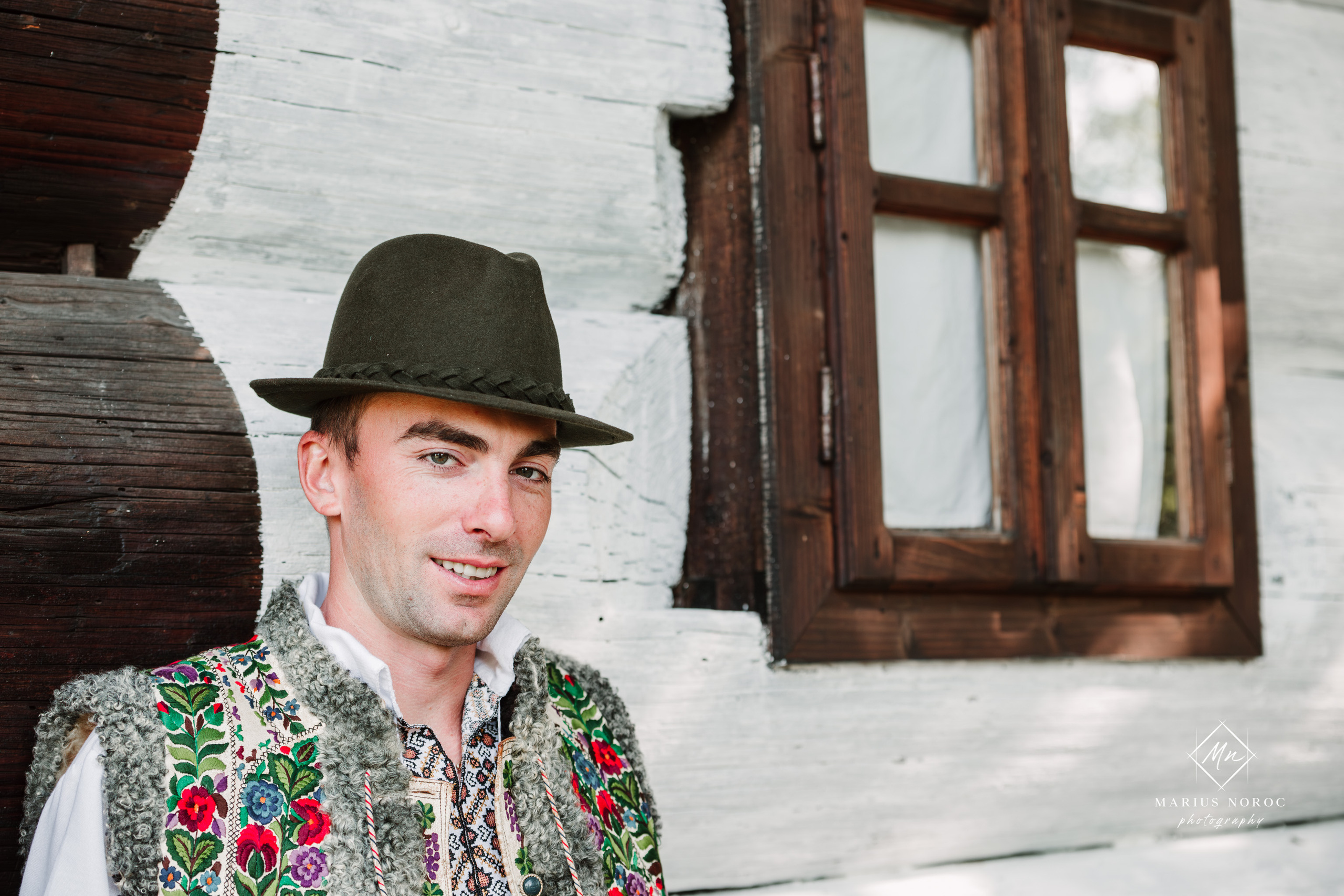 Sabina și Ionuț, îmbrăcați în costume populare bucovinene, au realizat o ședință foto "Save the Date" la Muzeul Satului Bucovinean din Suceava. Fotografii tradiționale și romantice, surprinse într-un peisaj autentic și istoric, evidențiind dragostea și frumusețea tradițiilor locale.