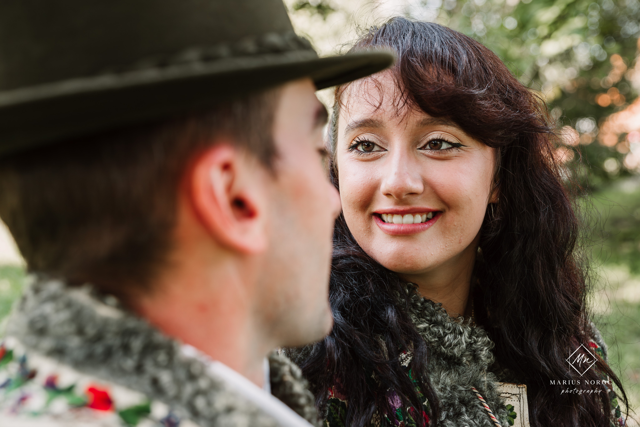 Sabina și Ionuț, îmbrăcați în costume populare bucovinene, au realizat o ședință foto "Save the Date" la Muzeul Satului Bucovinean din Suceava. Fotografii tradiționale și romantice, surprinse într-un peisaj autentic și istoric, evidențiind dragostea și frumusețea tradițiilor locale.