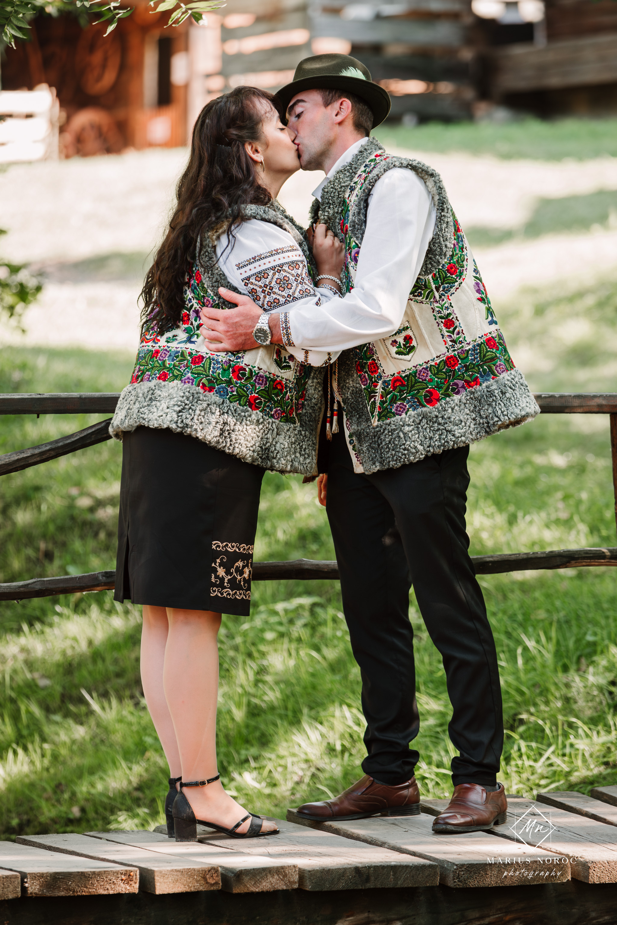 Sabina și Ionuț, îmbrăcați în costume populare bucovinene, au realizat o ședință foto "Save the Date" la Muzeul Satului Bucovinean din Suceava. Fotografii tradiționale și romantice, surprinse într-un peisaj autentic și istoric, evidențiind dragostea și frumusețea tradițiilor locale.