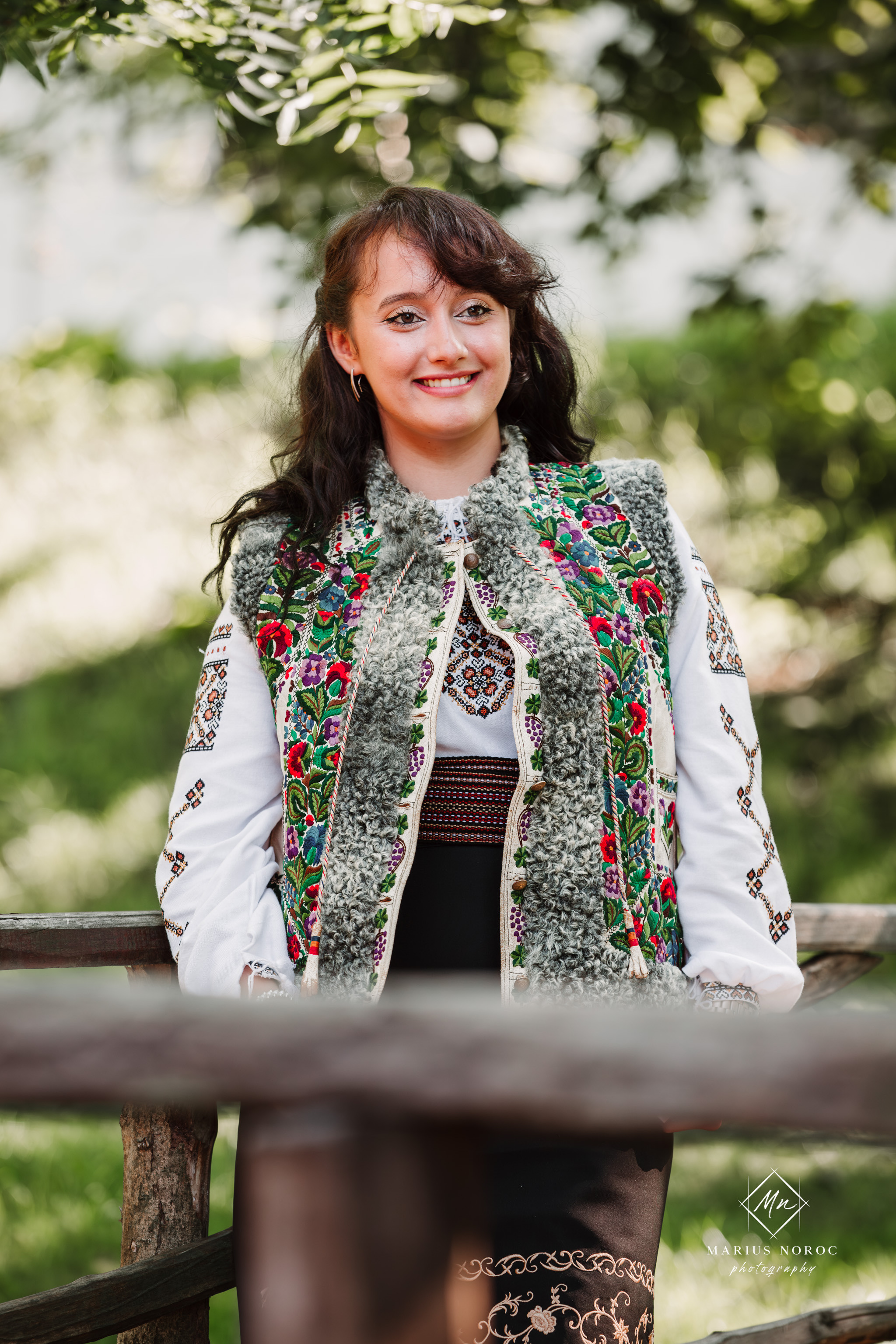 Sabina și Ionuț, îmbrăcați în costume populare bucovinene, au realizat o ședință foto "Save the Date" la Muzeul Satului Bucovinean din Suceava. Fotografii tradiționale și romantice, surprinse într-un peisaj autentic și istoric, evidențiind dragostea și frumusețea tradițiilor locale.