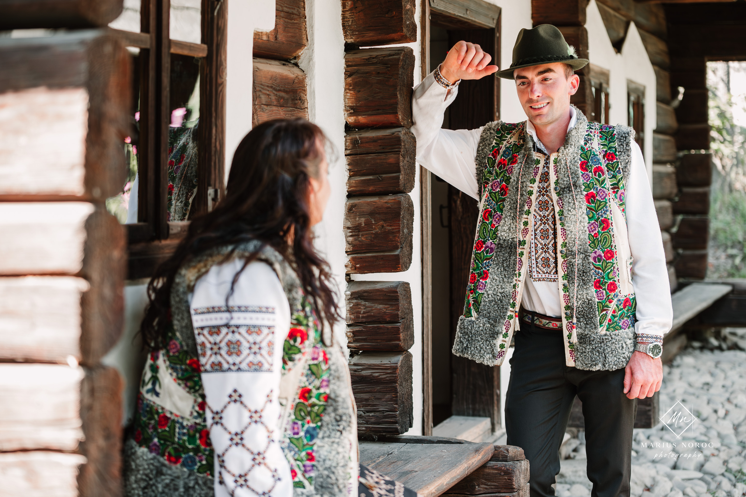 Sabina și Ionuț, îmbrăcați în costume populare bucovinene, au realizat o ședință foto "Save the Date" la Muzeul Satului Bucovinean din Suceava. Fotografii tradiționale și romantice, surprinse într-un peisaj autentic și istoric, evidențiind dragostea și frumusețea tradițiilor locale.