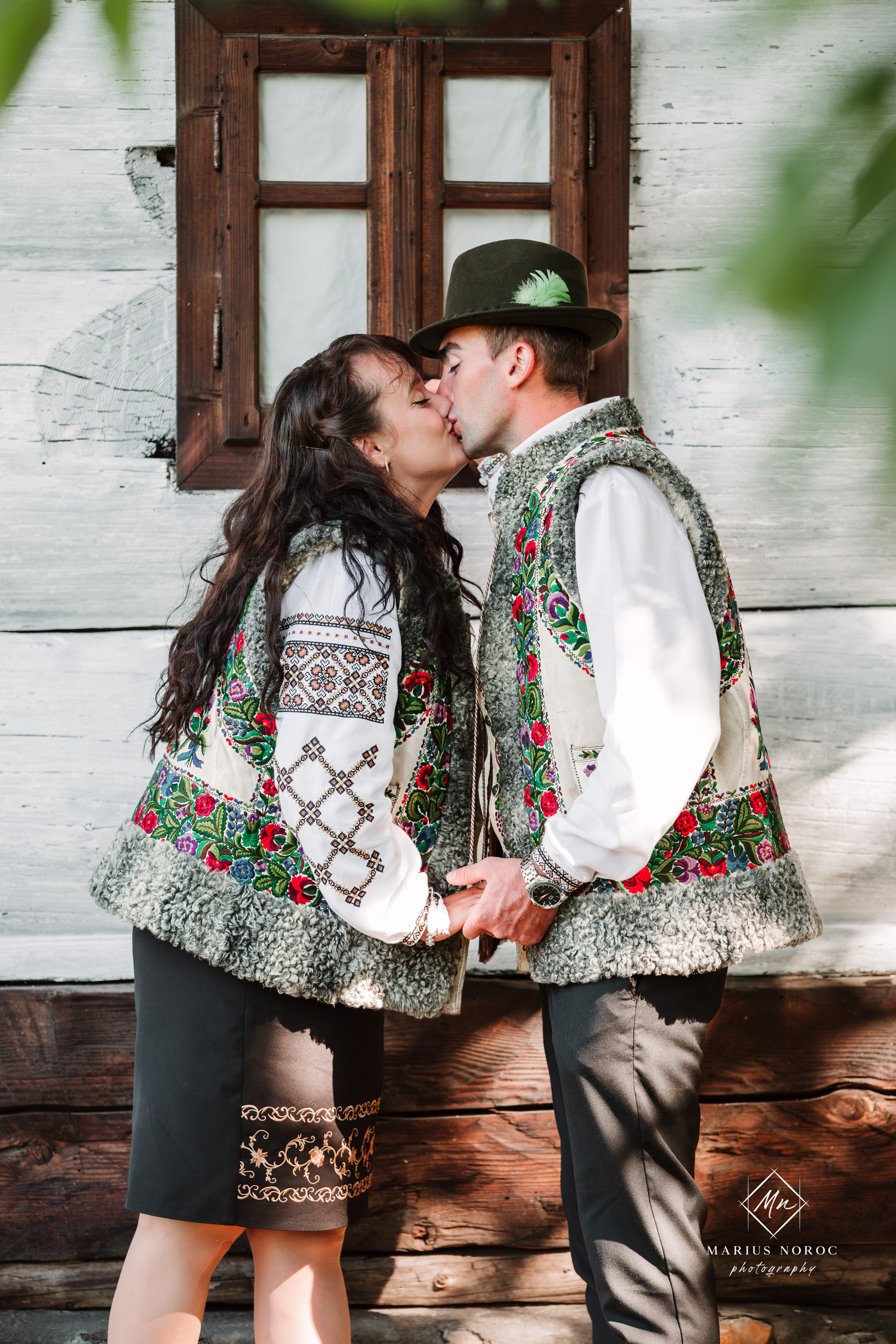 Sabina și Ionuț, îmbrăcați în costume populare bucovinene, au realizat o ședință foto "Save the Date" la Muzeul Satului Bucovinean din Suceava. Fotografii tradiționale și romantice, surprinse într-un peisaj autentic și istoric, evidențiind dragostea și frumusețea tradițiilor locale.
