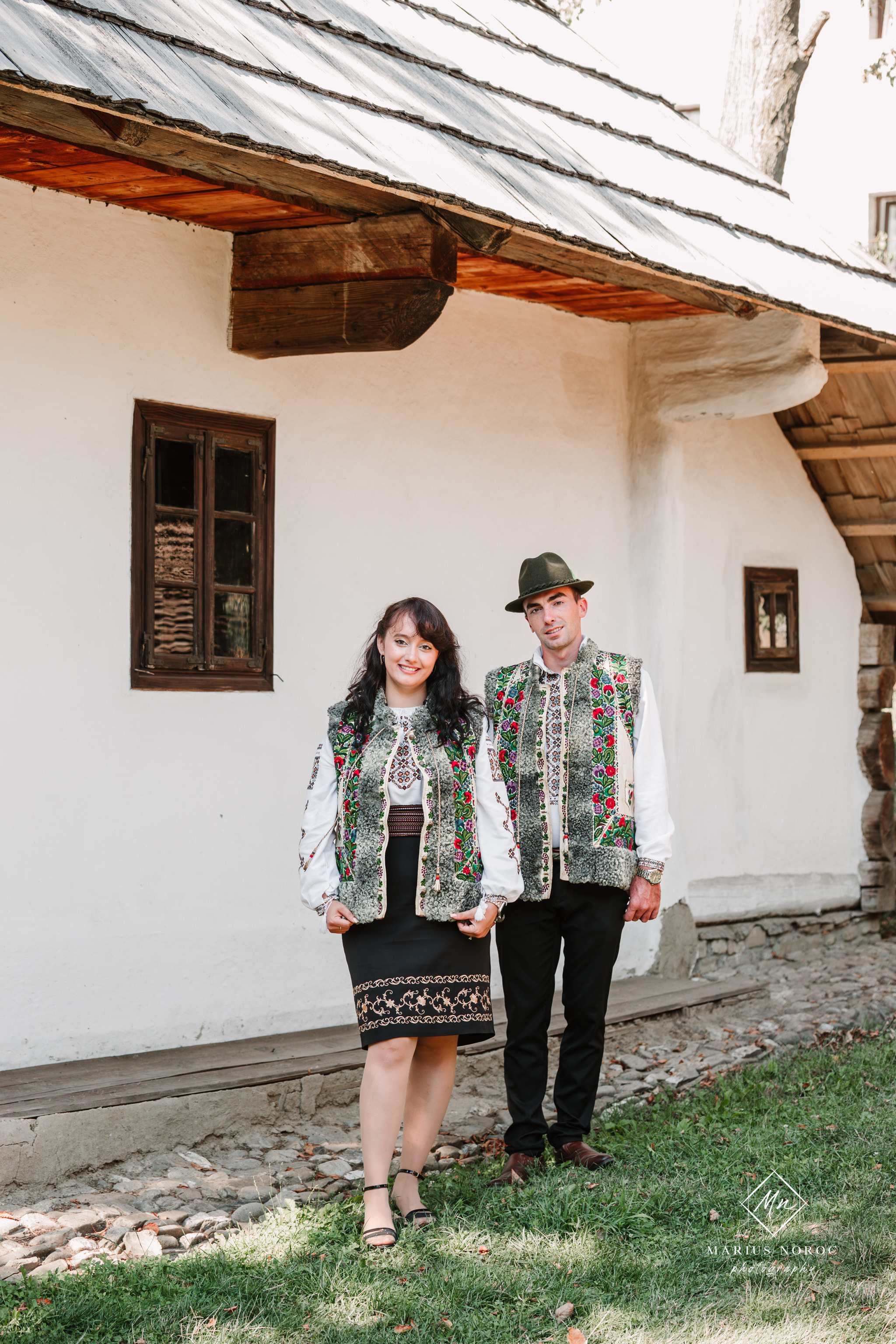 Sabina și Ionuț, îmbrăcați în costume populare bucovinene, au realizat o ședință foto "Save the Date" la Muzeul Satului Bucovinean din Suceava. Fotografii tradiționale și romantice, surprinse într-un peisaj autentic și istoric, evidențiind dragostea și frumusețea tradițiilor locale.