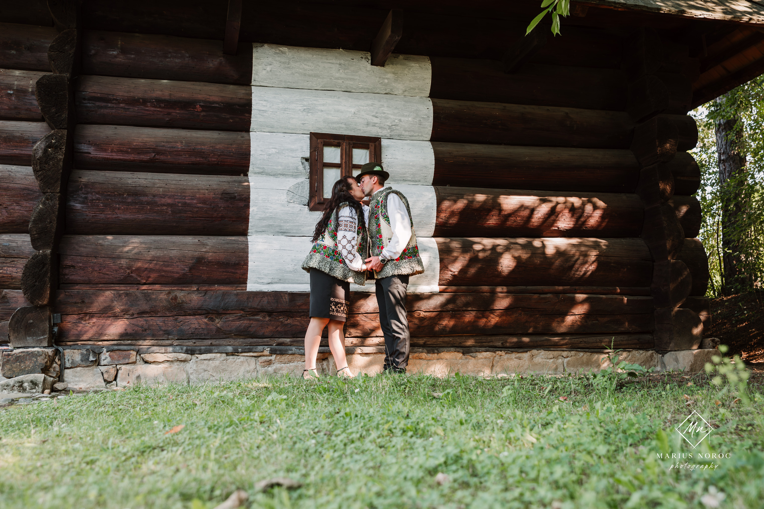 Sabina și Ionuț, îmbrăcați în costume populare bucovinene, au realizat o ședință foto "Save the Date" la Muzeul Satului Bucovinean din Suceava. Fotografii tradiționale și romantice, surprinse într-un peisaj autentic și istoric, evidențiind dragostea și frumusețea tradițiilor locale.