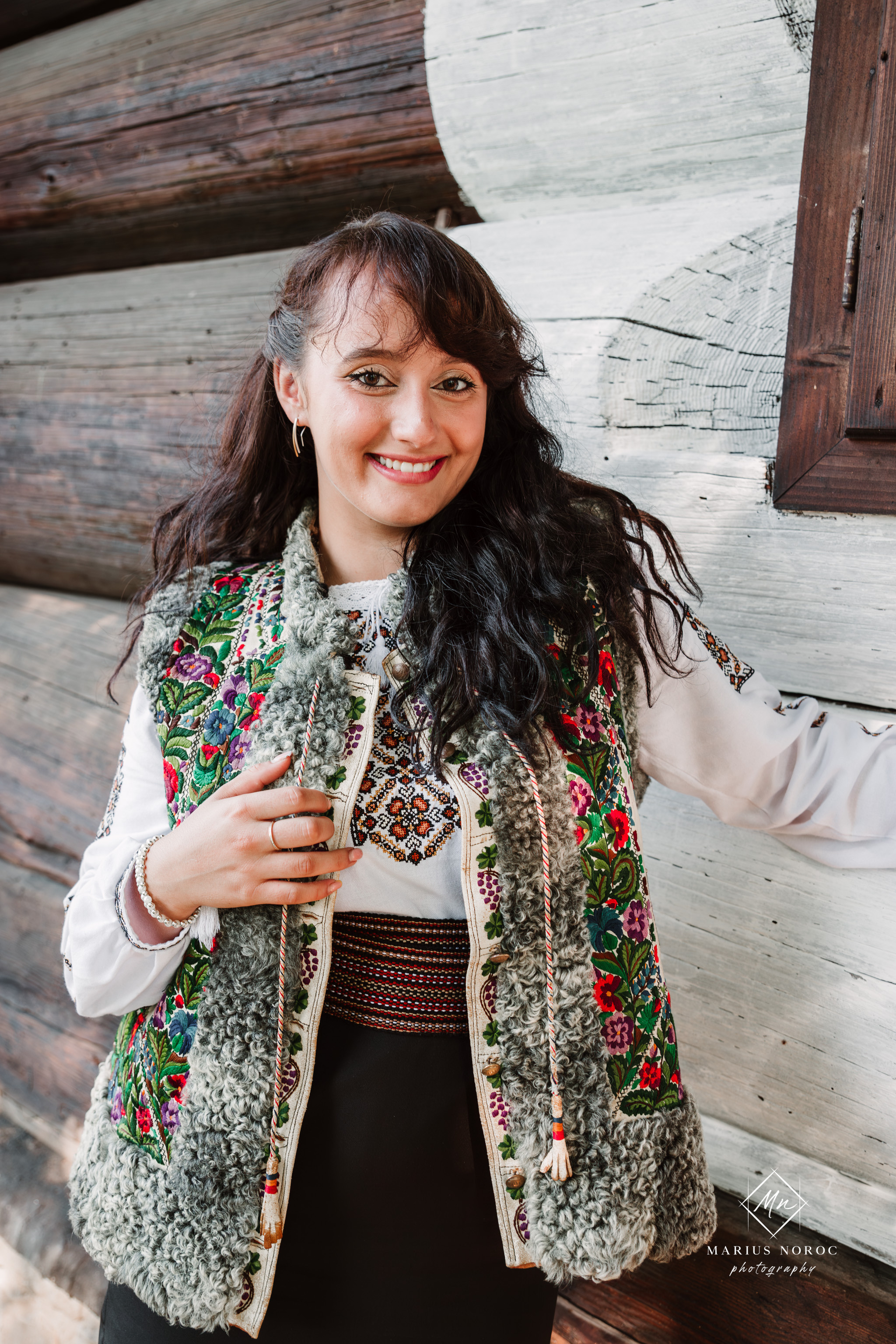 Sabina și Ionuț, îmbrăcați în costume populare bucovinene, au realizat o ședință foto "Save the Date" la Muzeul Satului Bucovinean din Suceava. Fotografii tradiționale și romantice, surprinse într-un peisaj autentic și istoric, evidențiind dragostea și frumusețea tradițiilor locale.